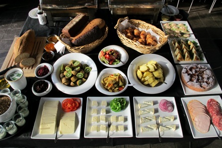 50 % rabat på super weekend-brunch-buffet for 2 personer på Café Mandela – en af Vesterbros hyggeligste caféer - Copenhagen - Tipster