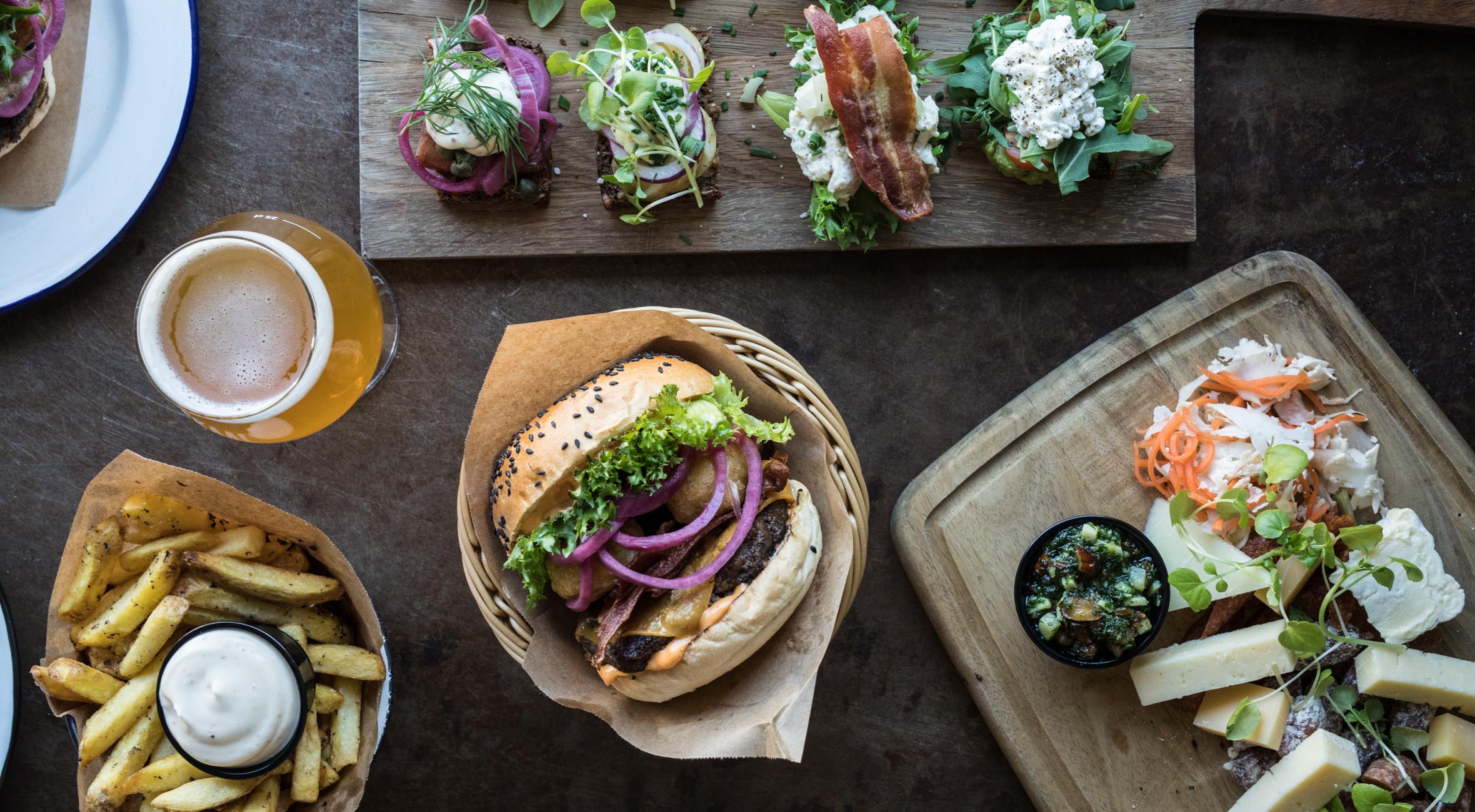Frit valg til alt hos SKAAL – Nyd øl fra verdens bedste bryggerier akkompagneret af burgere, charcuteri, snacks mv.
