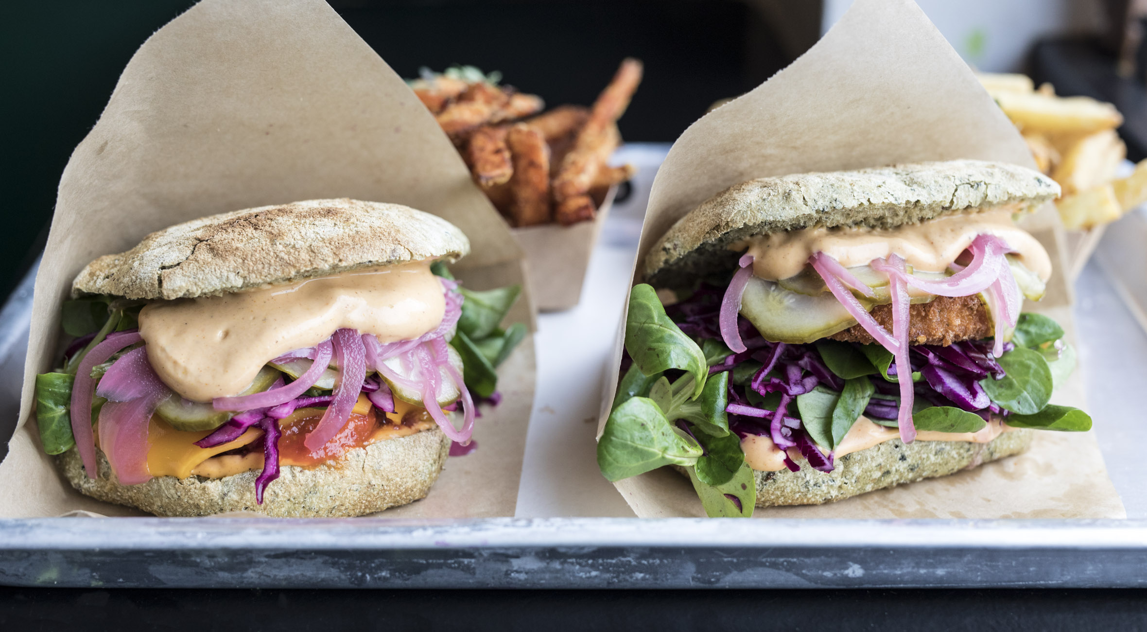 2 burgere med fritter & øko-soda hos GreenBurger – Nyd vilde veganske burgere over for Torvehallerne