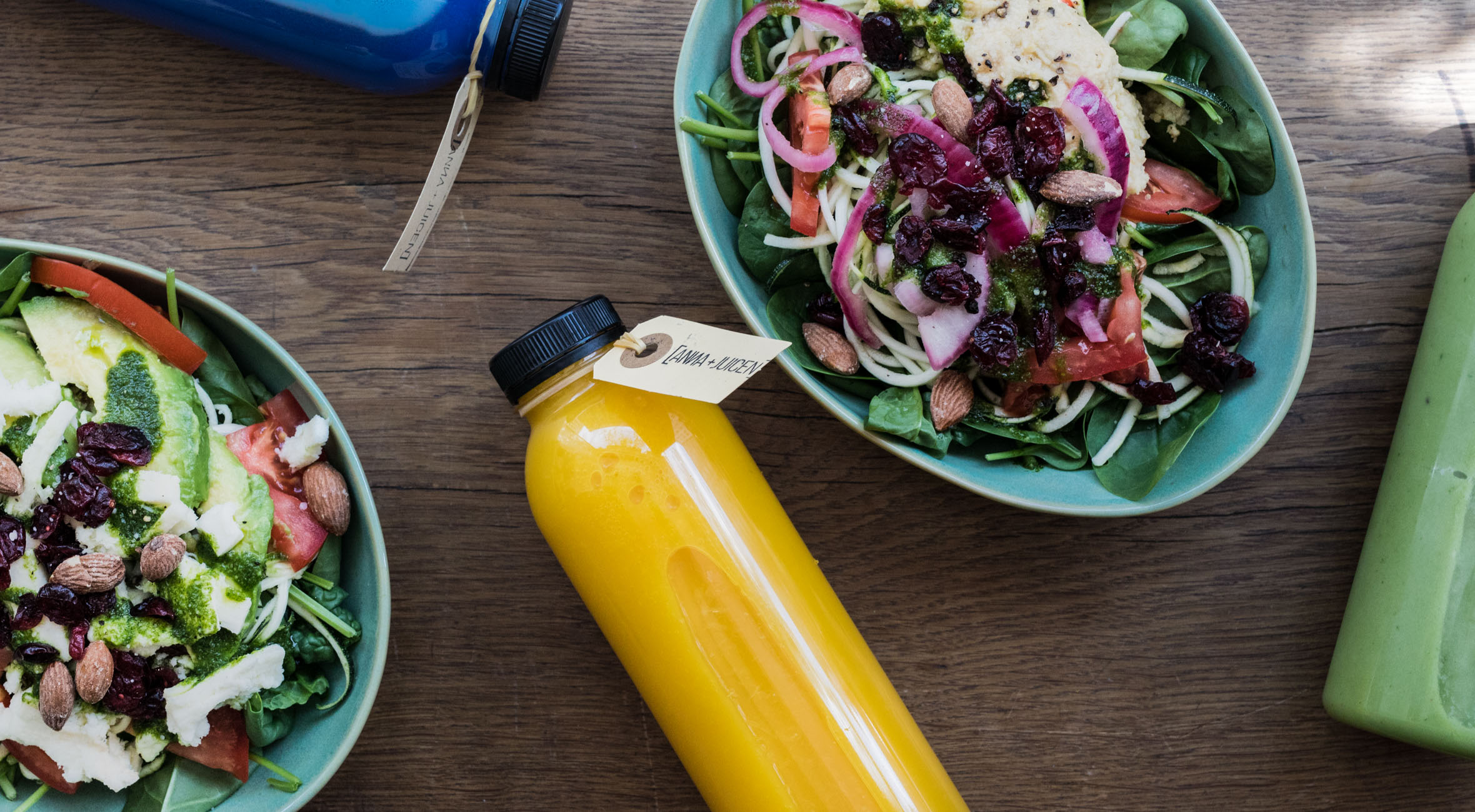 2 veggie bowls og 2 juice hos Anna + Juicen – Topanmeldt juicebar med økologiske grøntsager, superfoods, kul og blå spirulina