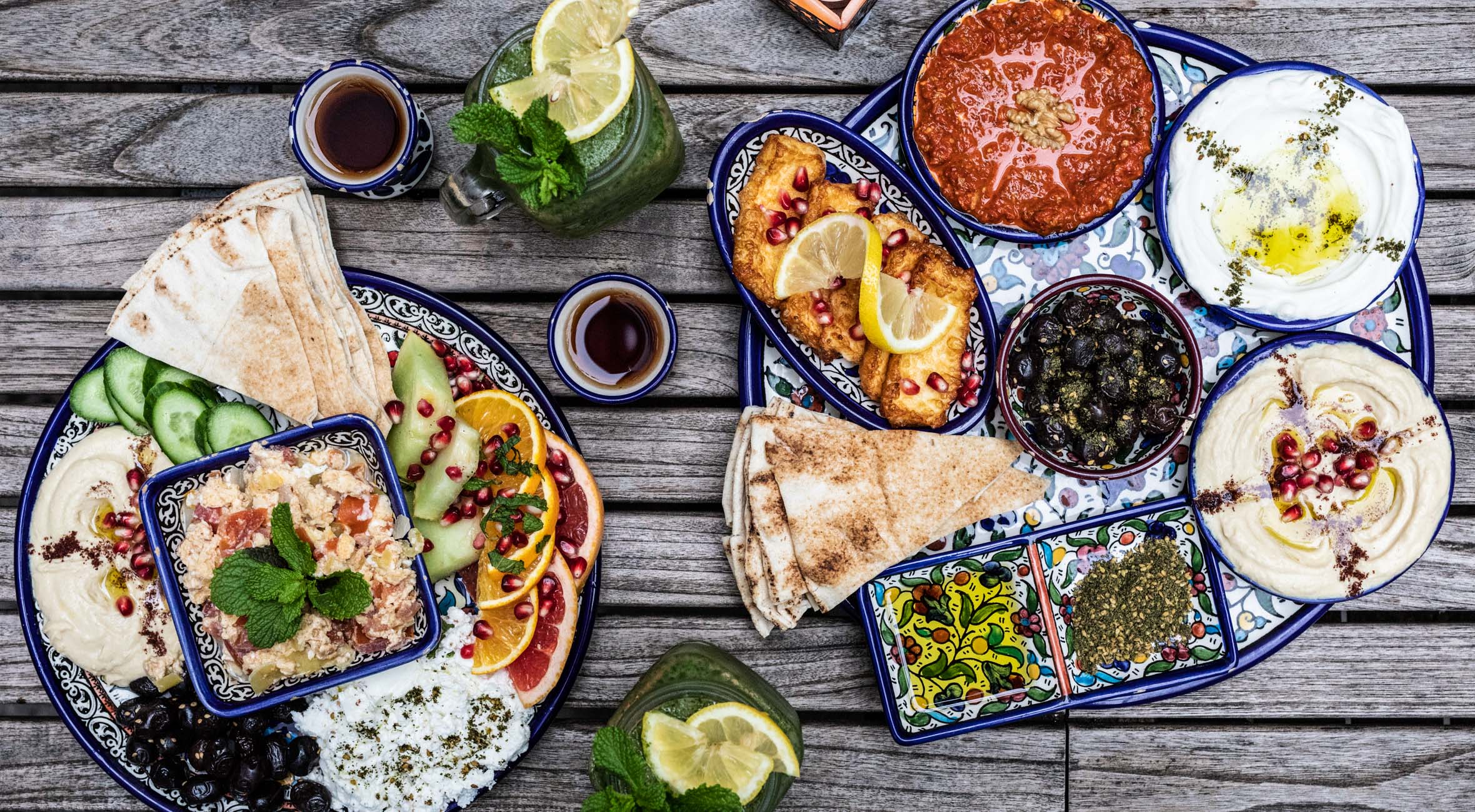 Brunch med lemonade og te for 2 personer hos Mahalle i Nansensgade – Smag vilde brunch-specialiteter fra Mellemøsten