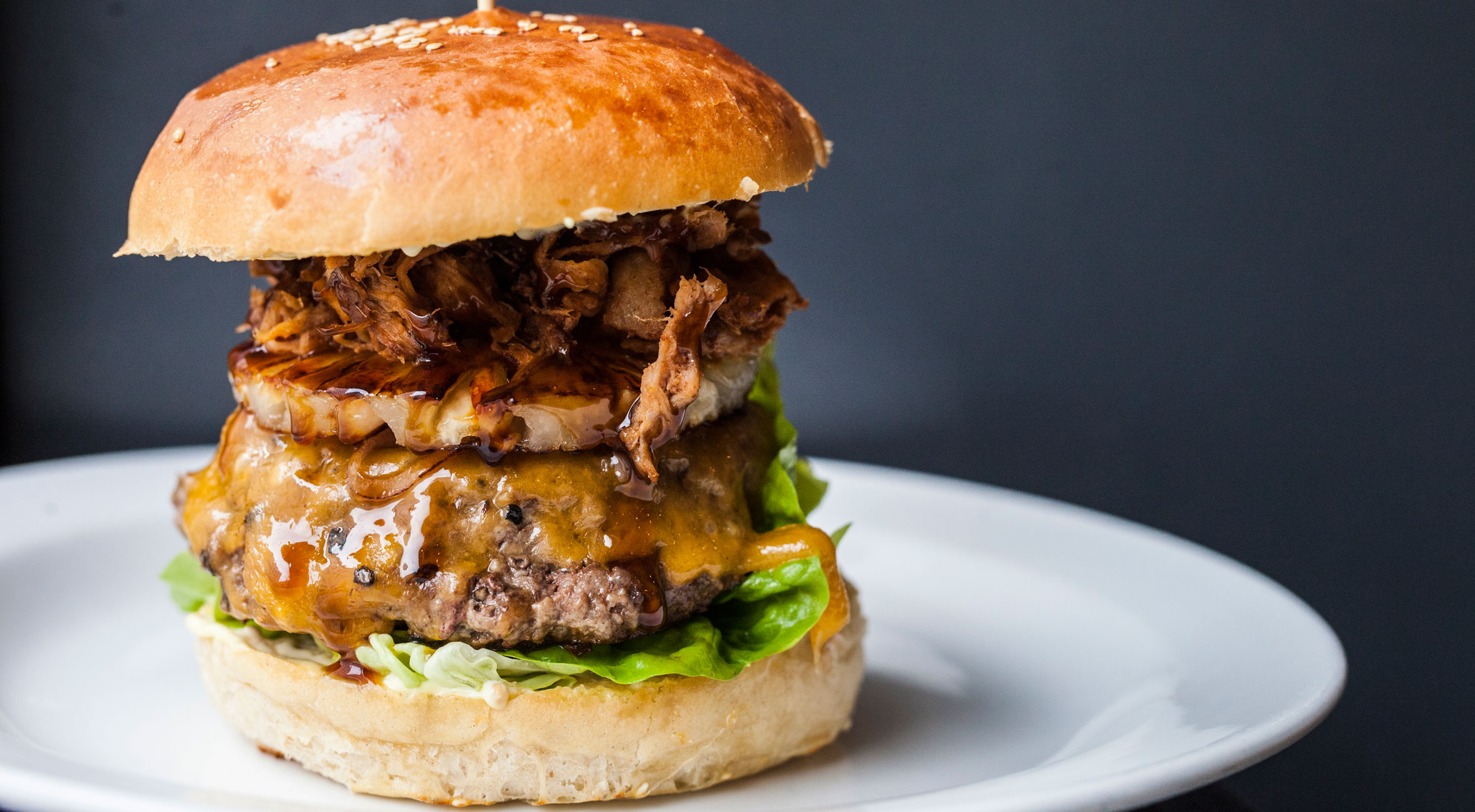 2 gourmet-burgere med sprøde fritter / løgringe hos Haché over for Torvehallerne – Ikonisk burgerbar slutter på toppen