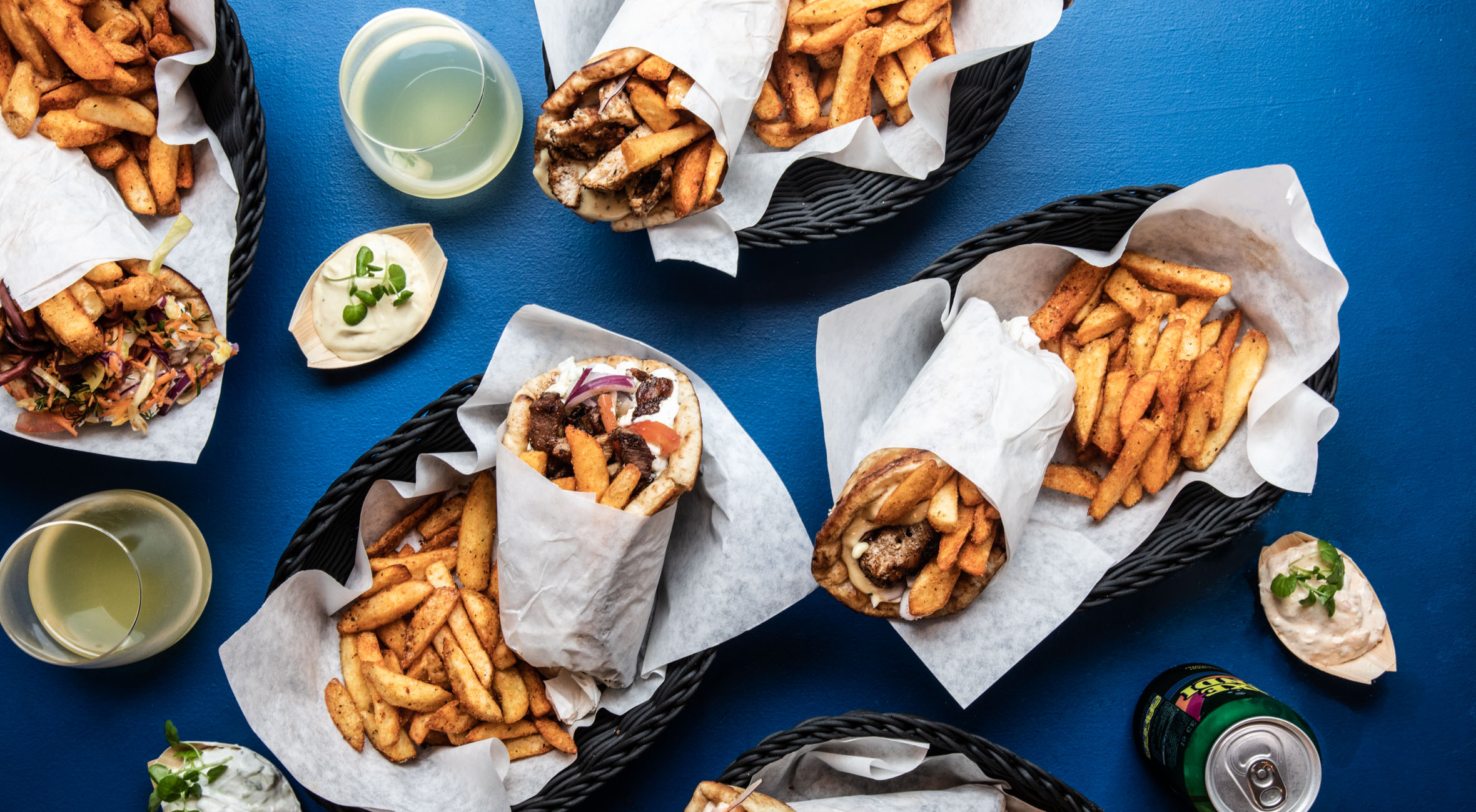 2 pita wraps med fritter, dip & soda hos Souvlaki Stories – Spisebar & take away i Indre By byder på topanmeldt græsk street food