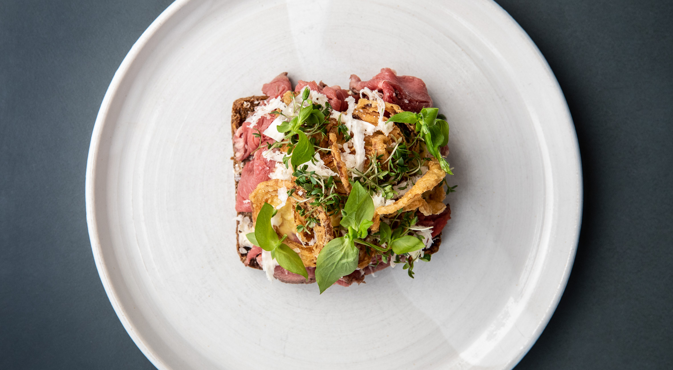 2 stk. smørrebrød hos Michelin-anbefalede Almanak – The Standards smørrebrødsrestaurant høster anerkendelse i ind- og udland