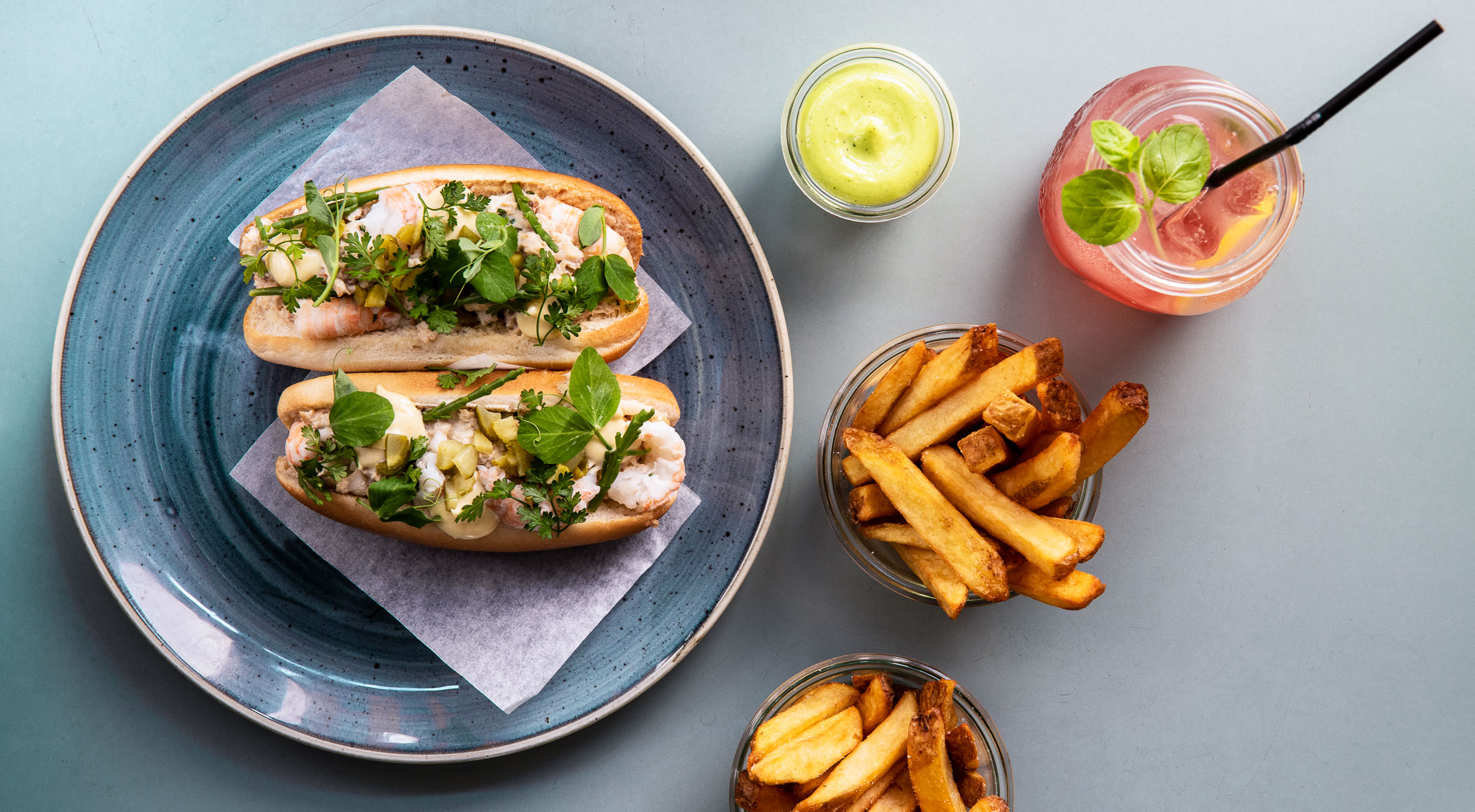2 lobster rolls med fritter & mayo hos Spise/bar20 – Hip Nørrebro-restaurant byder på lobster rolls i seriøst hyggelige omgivelser
