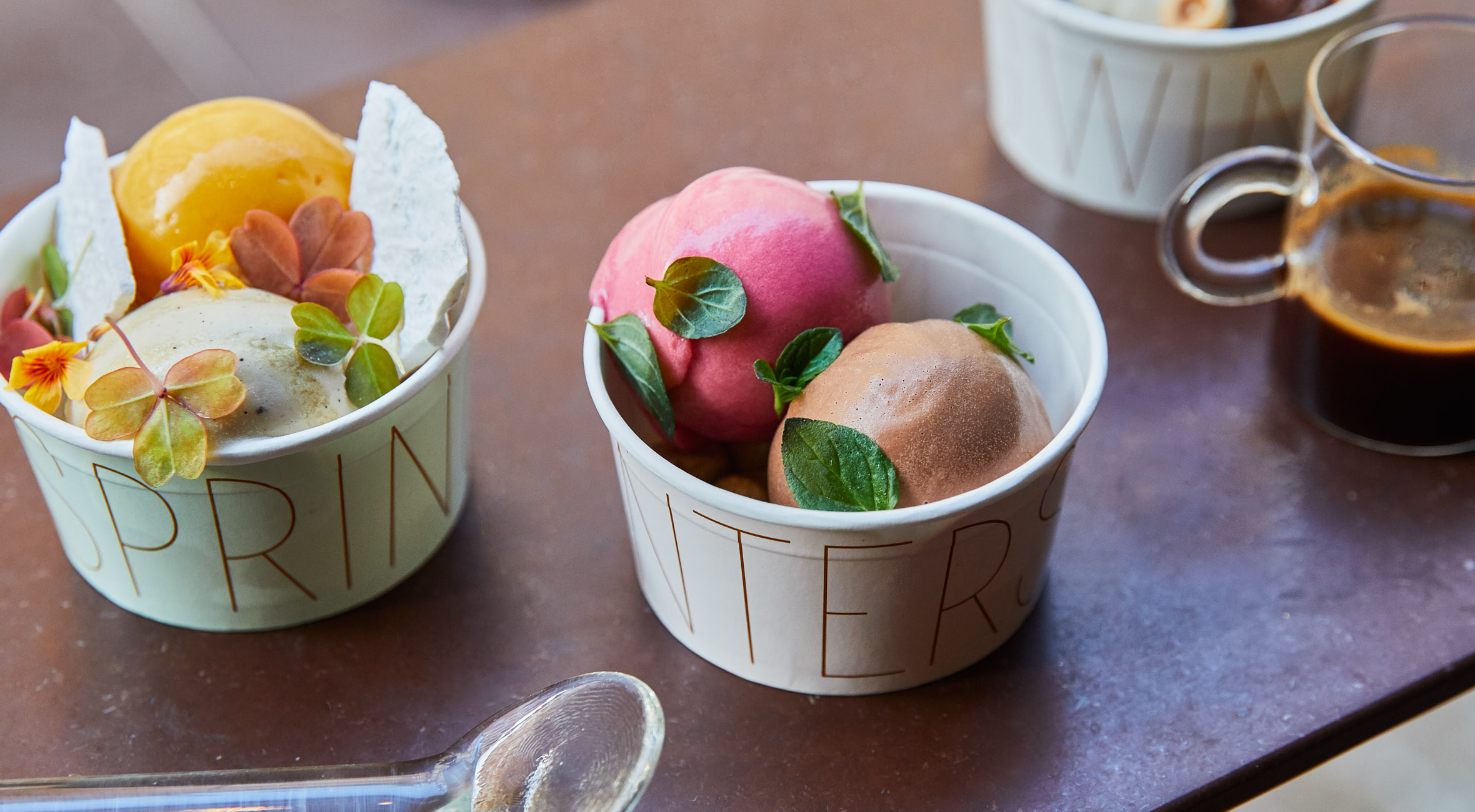 2 is-desserter hos Winterspring Thesalon i Magasin – Tidligere Michelin-kokke byder på is i verdensklasse
