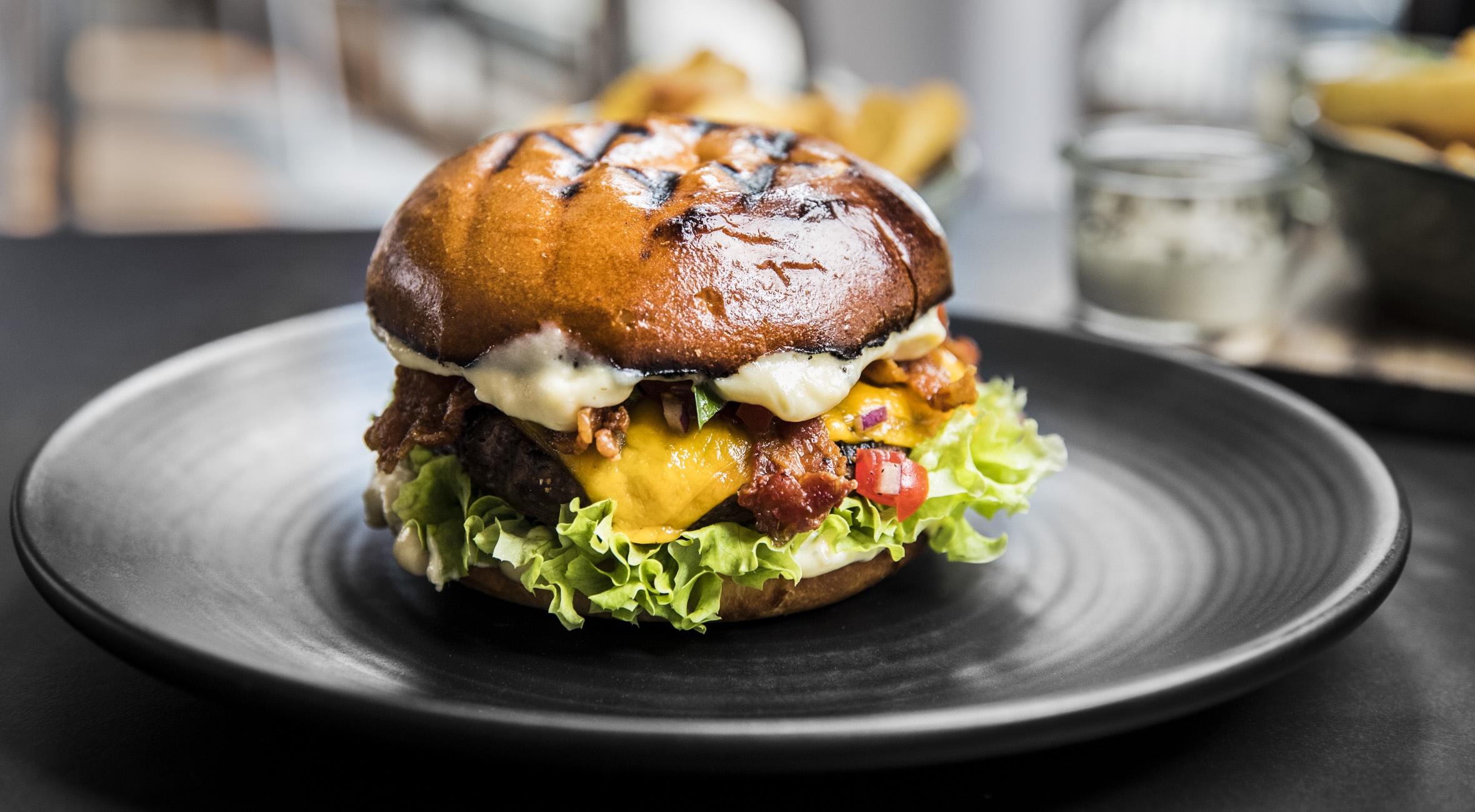 2 burgere med fritter & dip hos SULT i Indre By – Kendt restaurant går all-in på burger