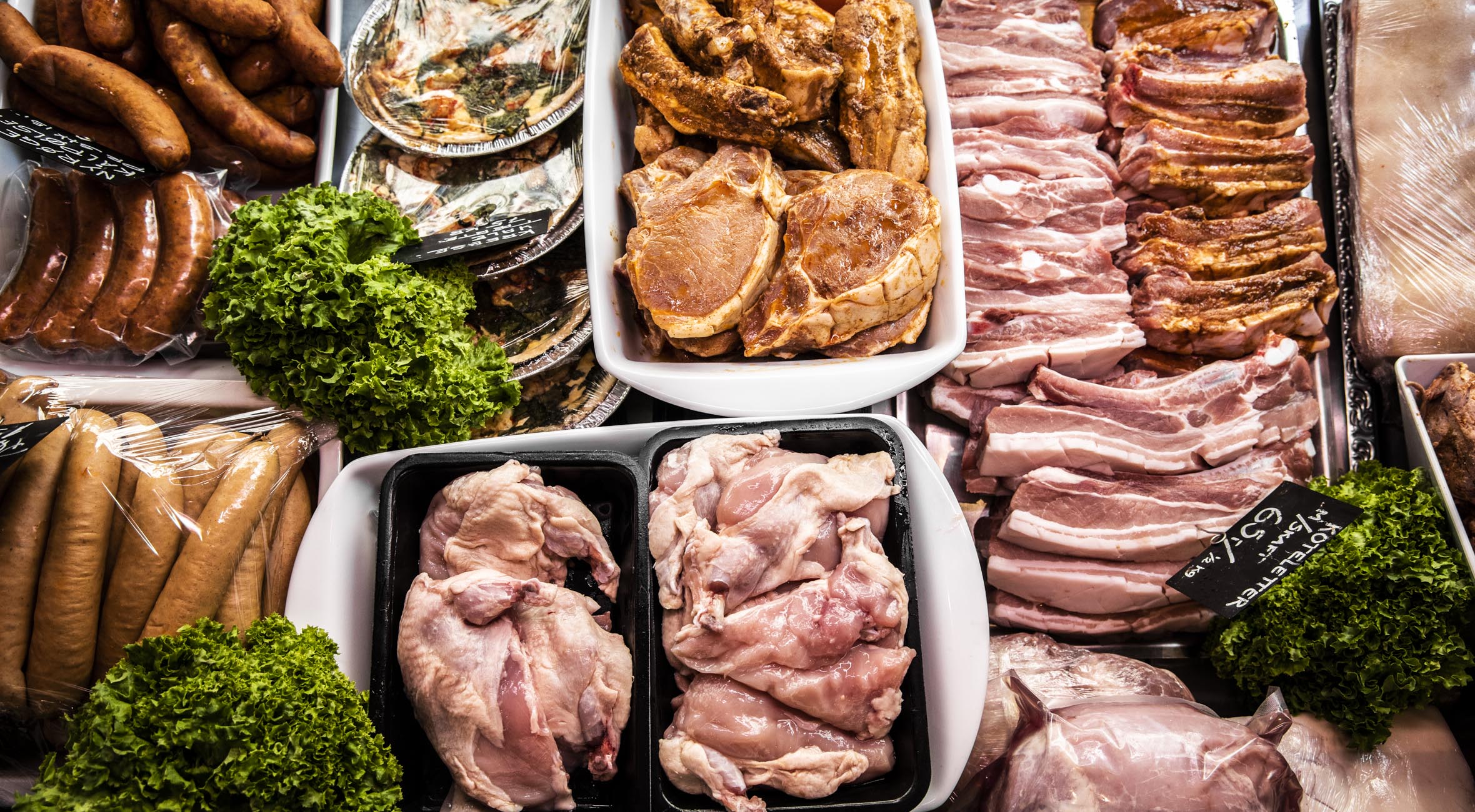 Frit valg til alt hos Slagteren ved Værnedamsvej – Få bøffer af Black Angus kødkvæg, BBQ-marinerede spareribs, grillpølser, hjemmelavede frikadeller og meget mere