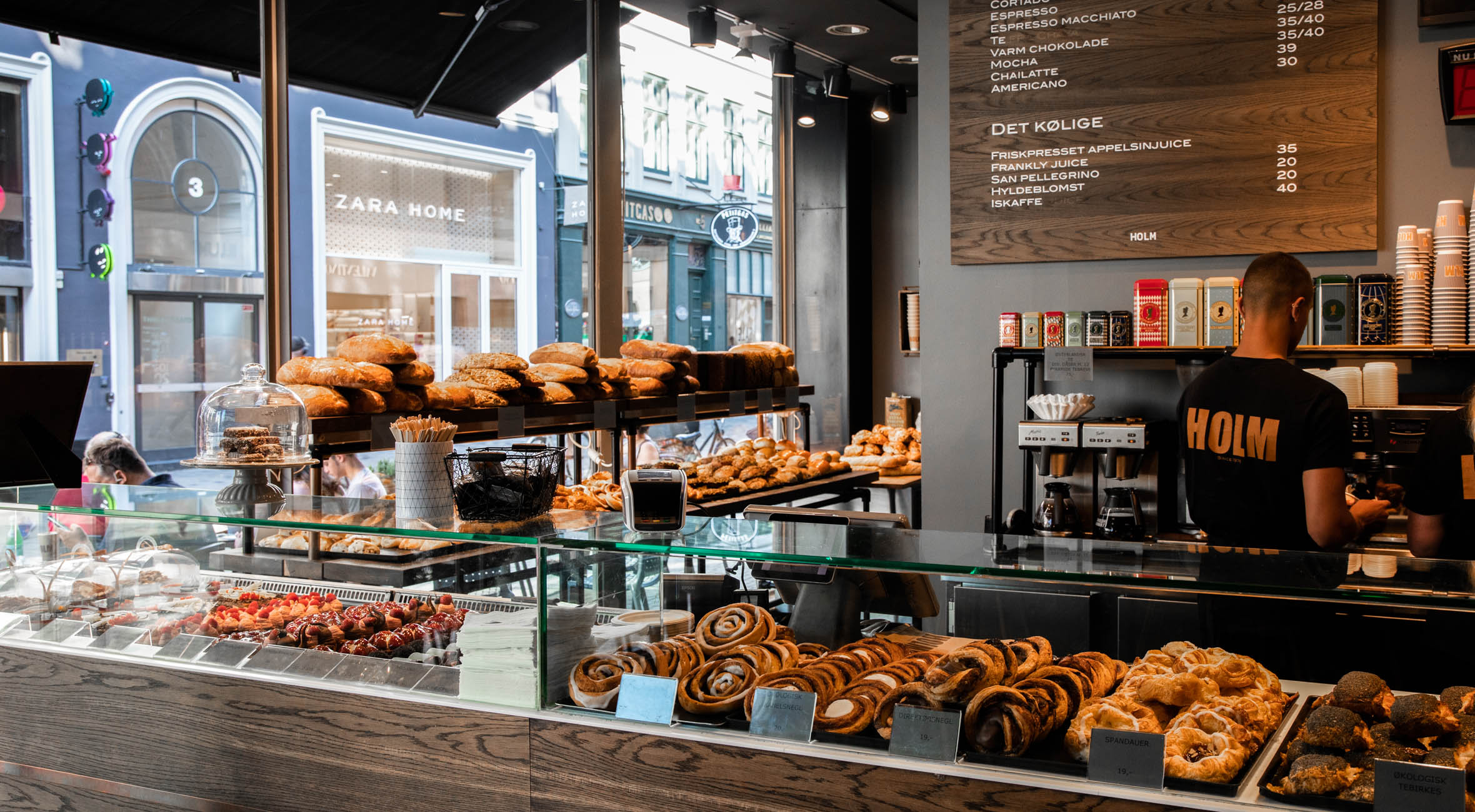 Frit valg til alt hos Holms Bager i ILLUM, på Frederiksberg og Amager – Få alt fra jordbærtærter til tebirkes, træstammer, smørbagte croissanter og surdejsbrød m.m.