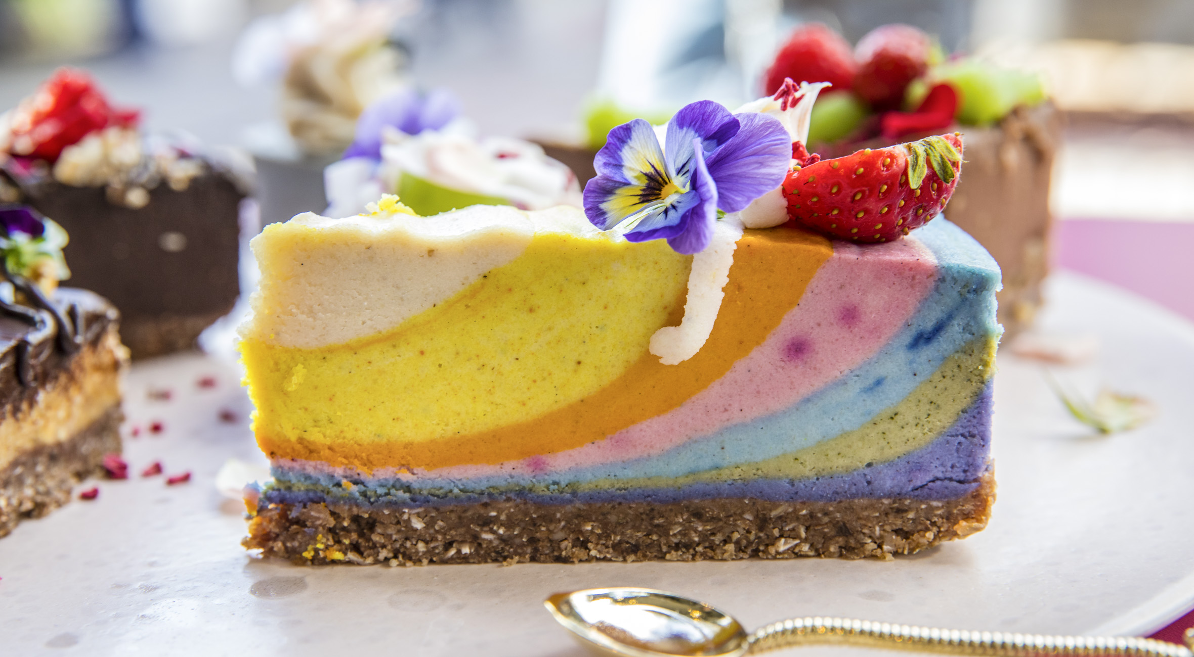 Kage & Rainbow Latte/Juice for 2 personer hos The Organic Boho – Veganske hitmagere har indtaget Torvehallerne