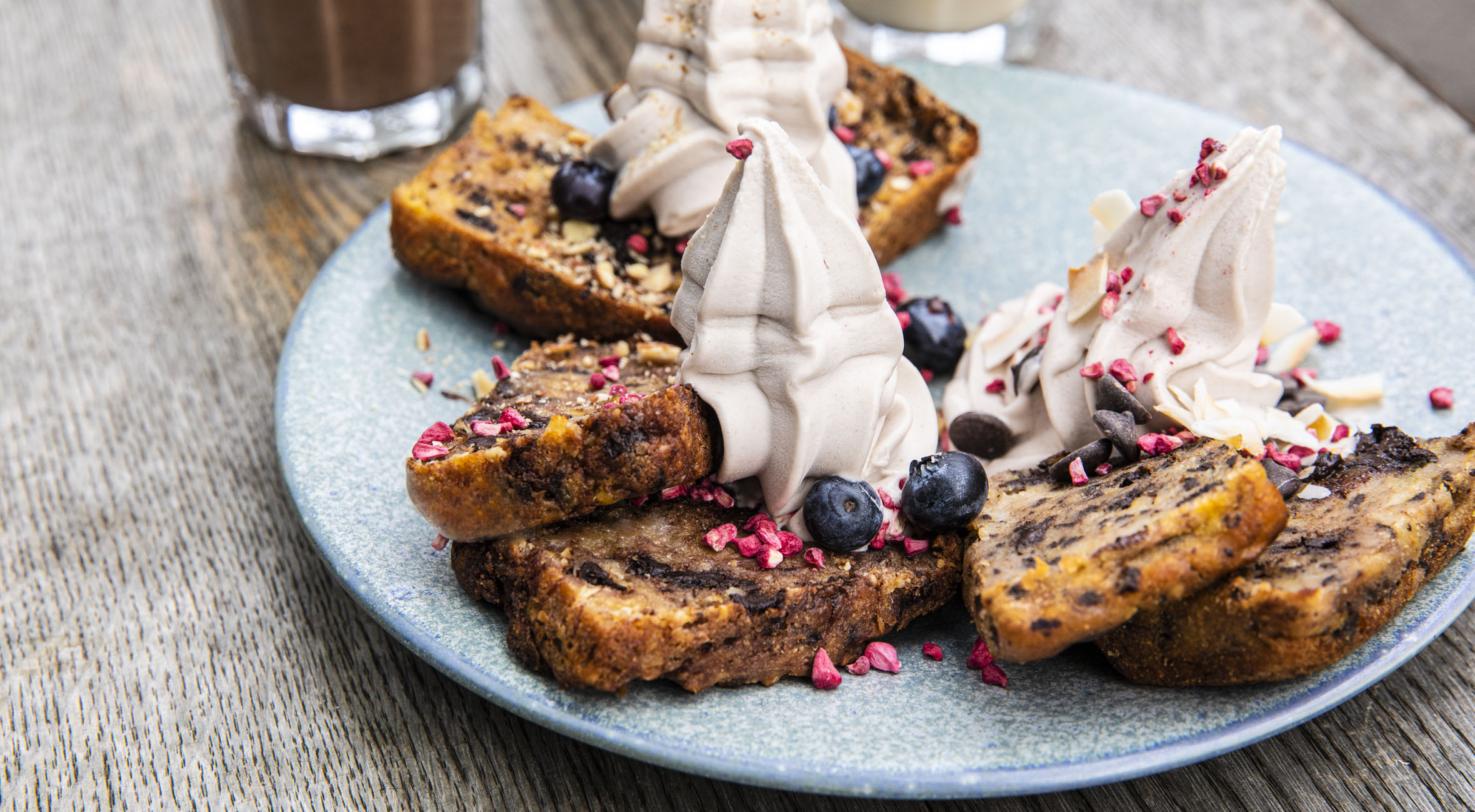2 desserter + 2 shakes / kaffe hos Banana i Jægersborggade – Smag hawaiianske banana breads toppet med friske bær, nødder og is lavet på overskydende bananer