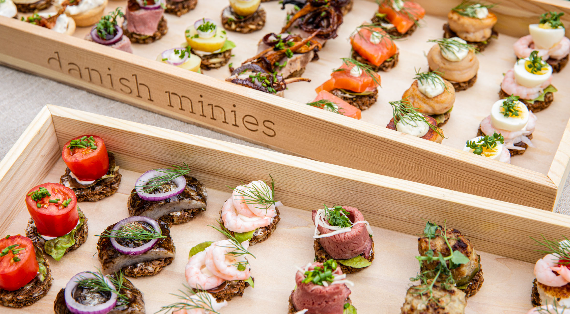 15 mini-smørrebrød fra Danish Minies – Byd dine gæster på smørrebrød i miniformat og få alt fra tatar til hønsesalat, fiskefilet, røget Fanø-laks og mørbrad med kantareller