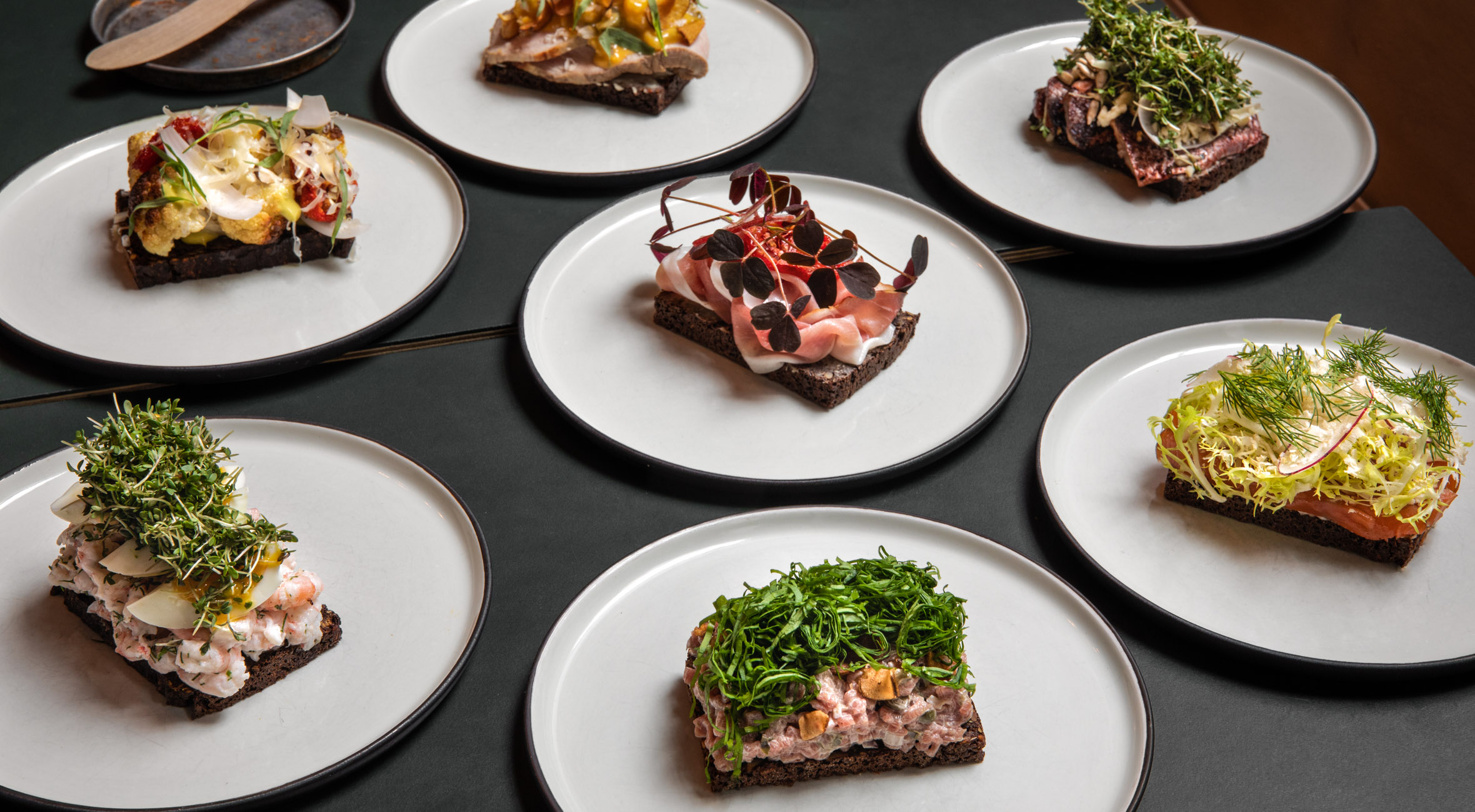 3 stk. smørrebrød hos Michelin-anbefalede Meille – Tidligere Noma-kok byder på overdådigt smørrebrød i Indre By