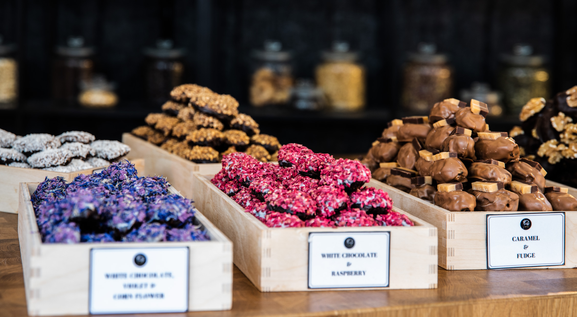 Frit valg til alt hos MOSH i Torvehallerne – Få alt fra dadler overtrukket med chokolade & karamel til veganske dadelbrownies, sirupper og tørrede dadler