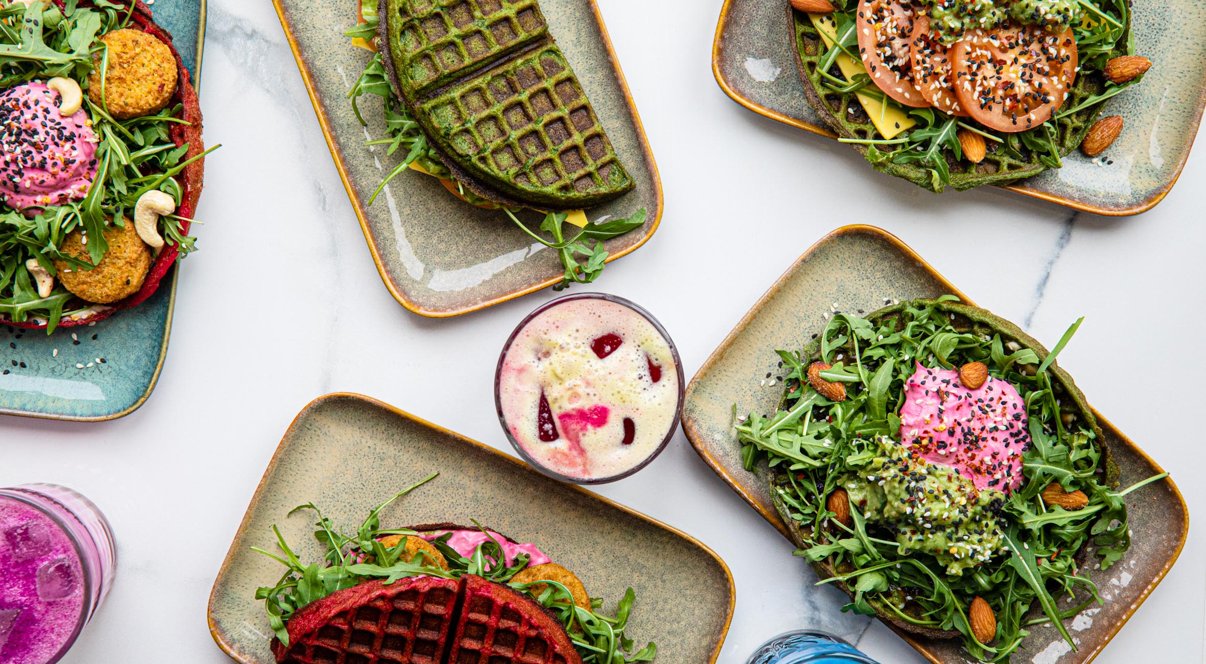 2 signature waffles + 2 drikke hos Matcha Bar i Magasin – Få superfood drikke og vafler toppet med avocado, hummus og falafel