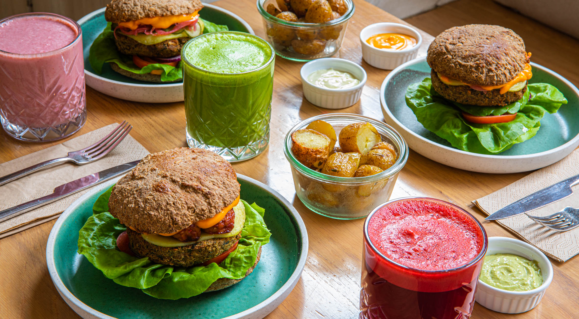 2 burgere + 2 juice / lemonade hos simpleRAW i Indre By – Veganske kokke laver nogle af byens bedste burgere