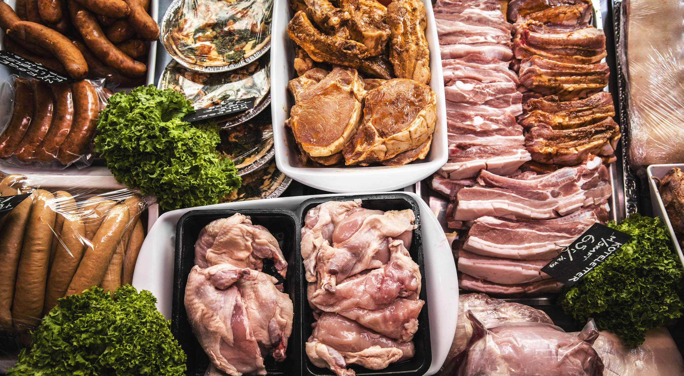 Frit valg til alt hos Slagteren ved Værnedamsvej – Få alt fra bøffer af Black Angus kødkvæg til spareribs, grillpølser, pålæg og hjemmelavede frikadeller