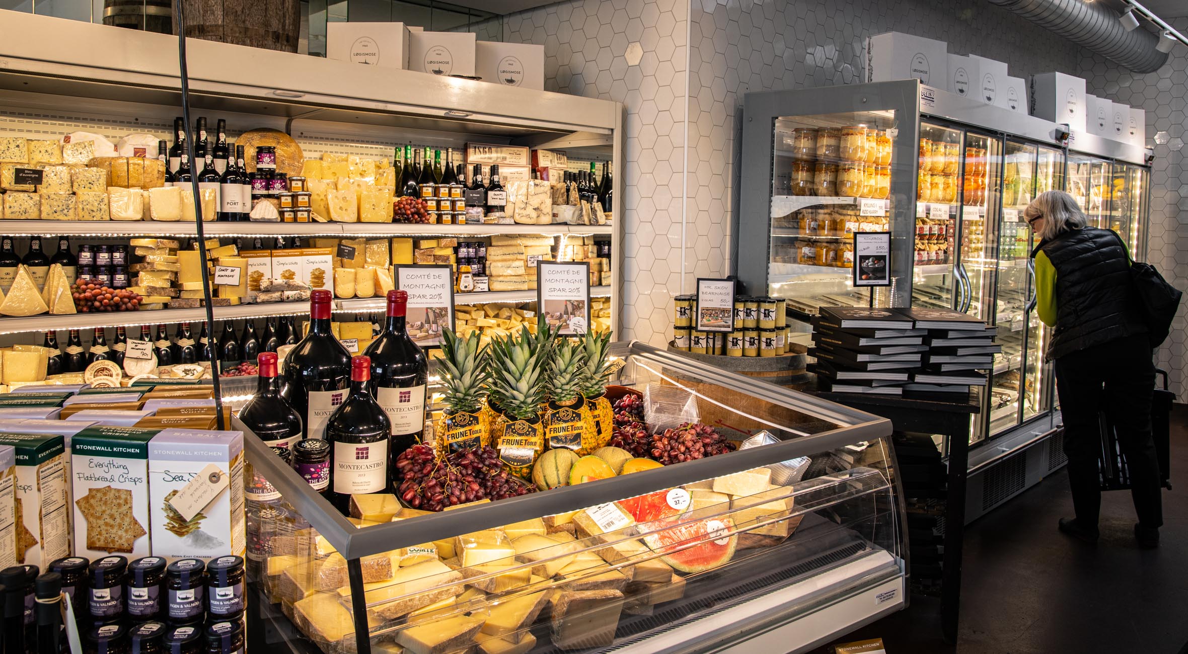 Frit valg til alt i Løgismoses gourmet-supermarked på Nordre Toldbod – 500 kvm stort madunivers bugner med alt fra håndlavede oste til charcuterie, østers, chokolade, spiritus og vin