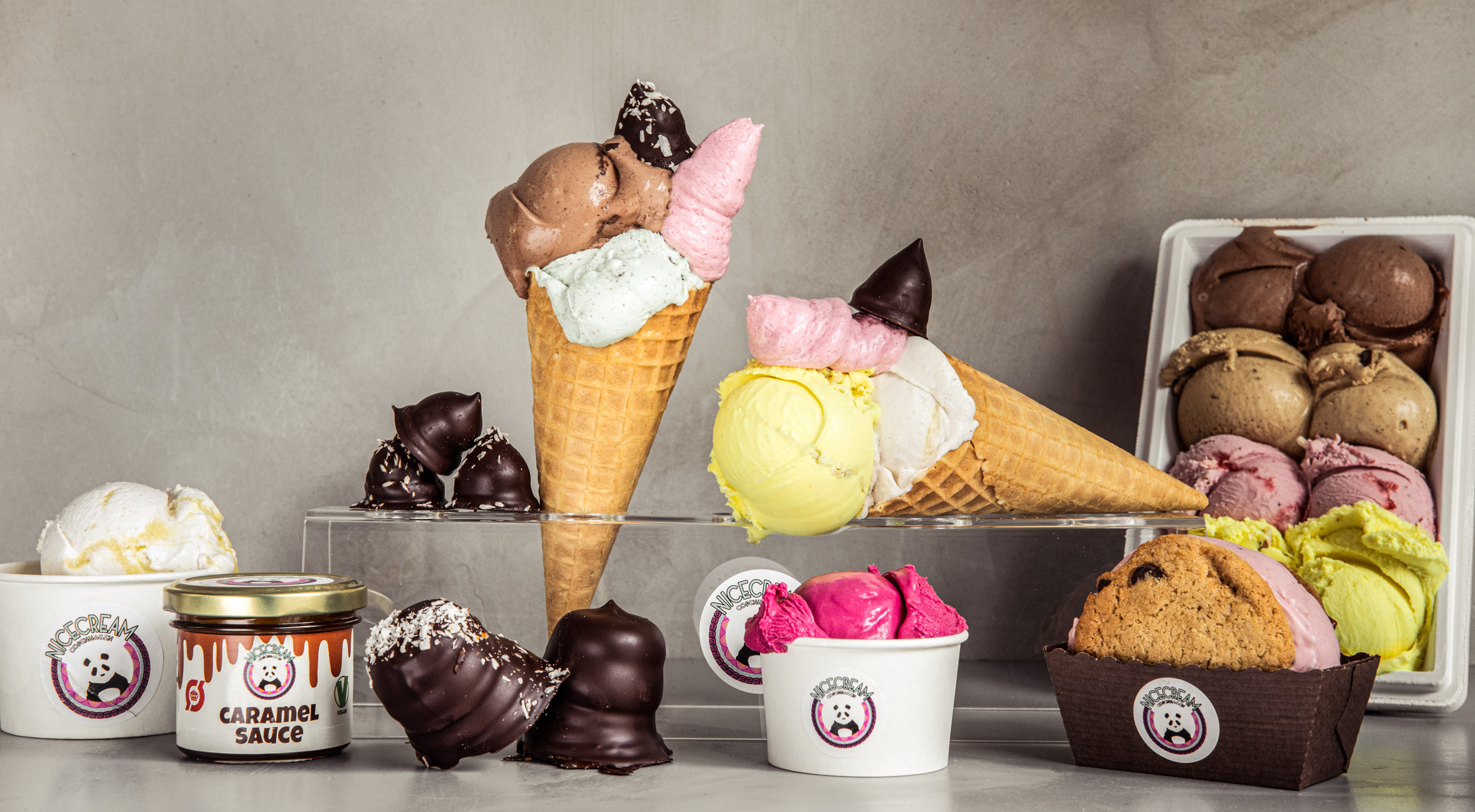 Frit valg til alt hos Nicecream på Nørrebro, Vesterbro, Østerbro og Frederiksberg – Smag topanmeldt vegansk is i alt fra bægre, vafler & isbokse til ice cream sandwiches og sundaes med karamel