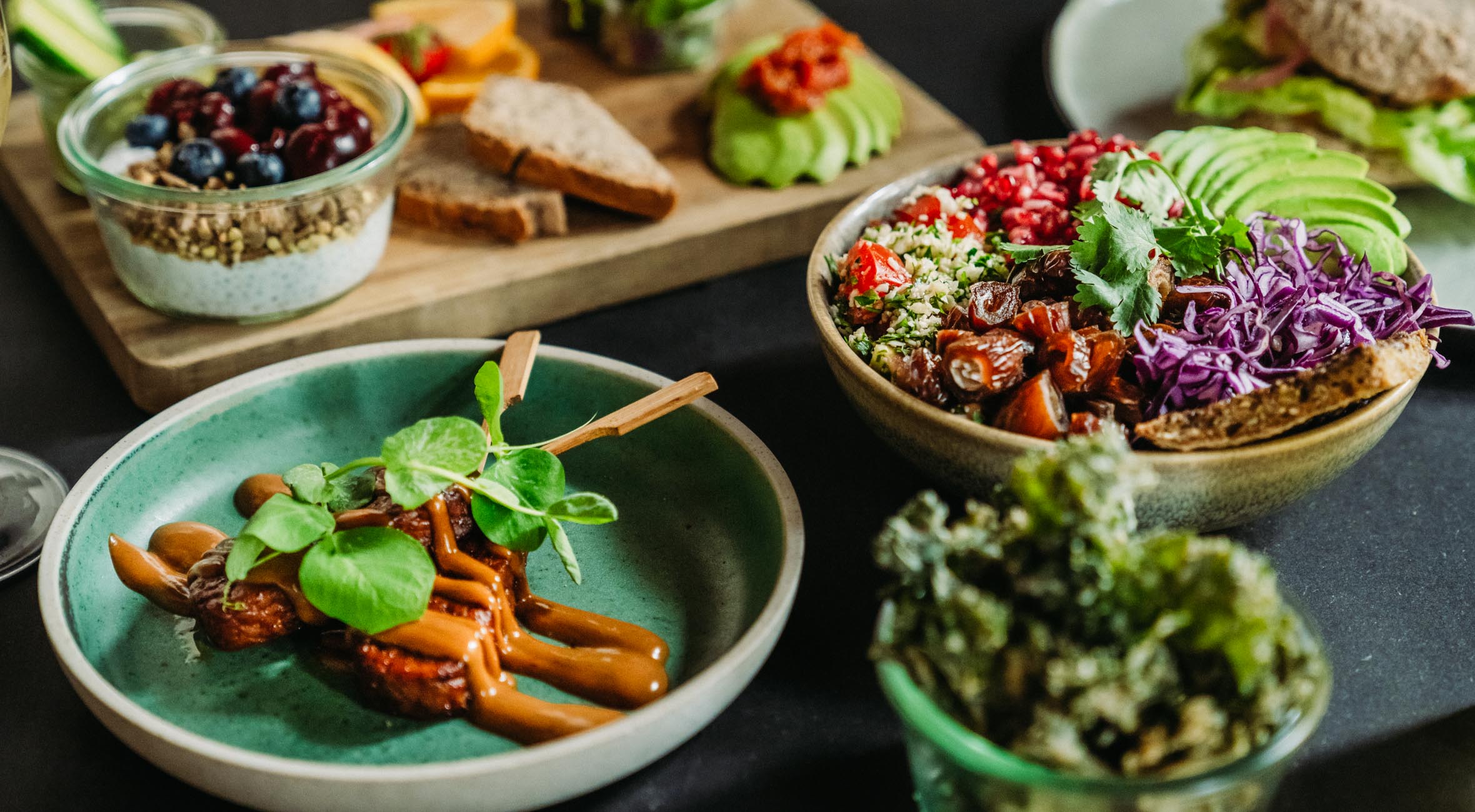 Frit valg til alt hos simpleRAW i Indre By – Få alt fra chiagrød til rispapirsruller, burgere, avocadosandwich, bowls og tempeh sticks med peanutsauce