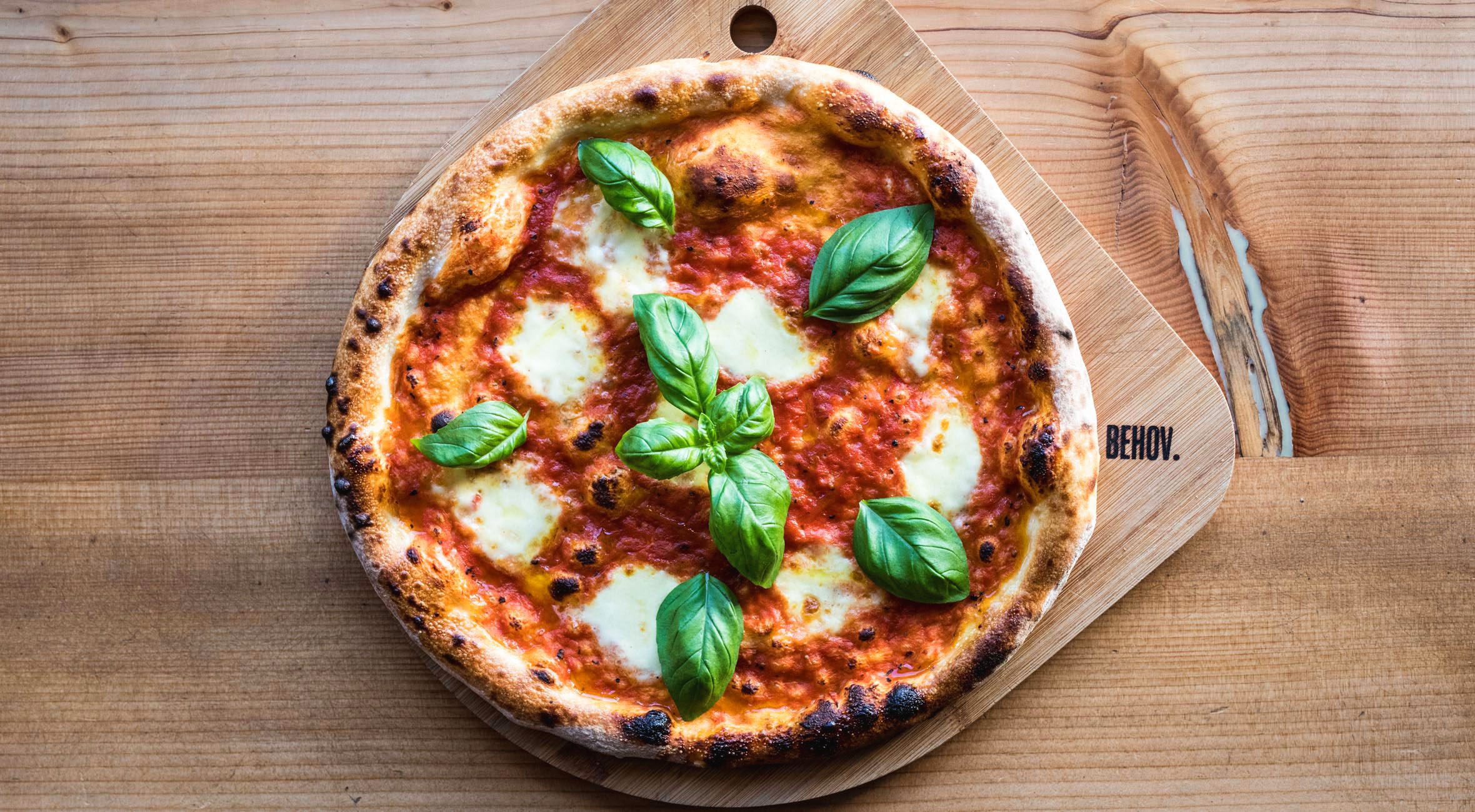 2 valgfrie pizzaer hos Behov på Vesterbro – Hip pizzabar stormer frem og fremhæves af 'den alternative Michelin-guide'
