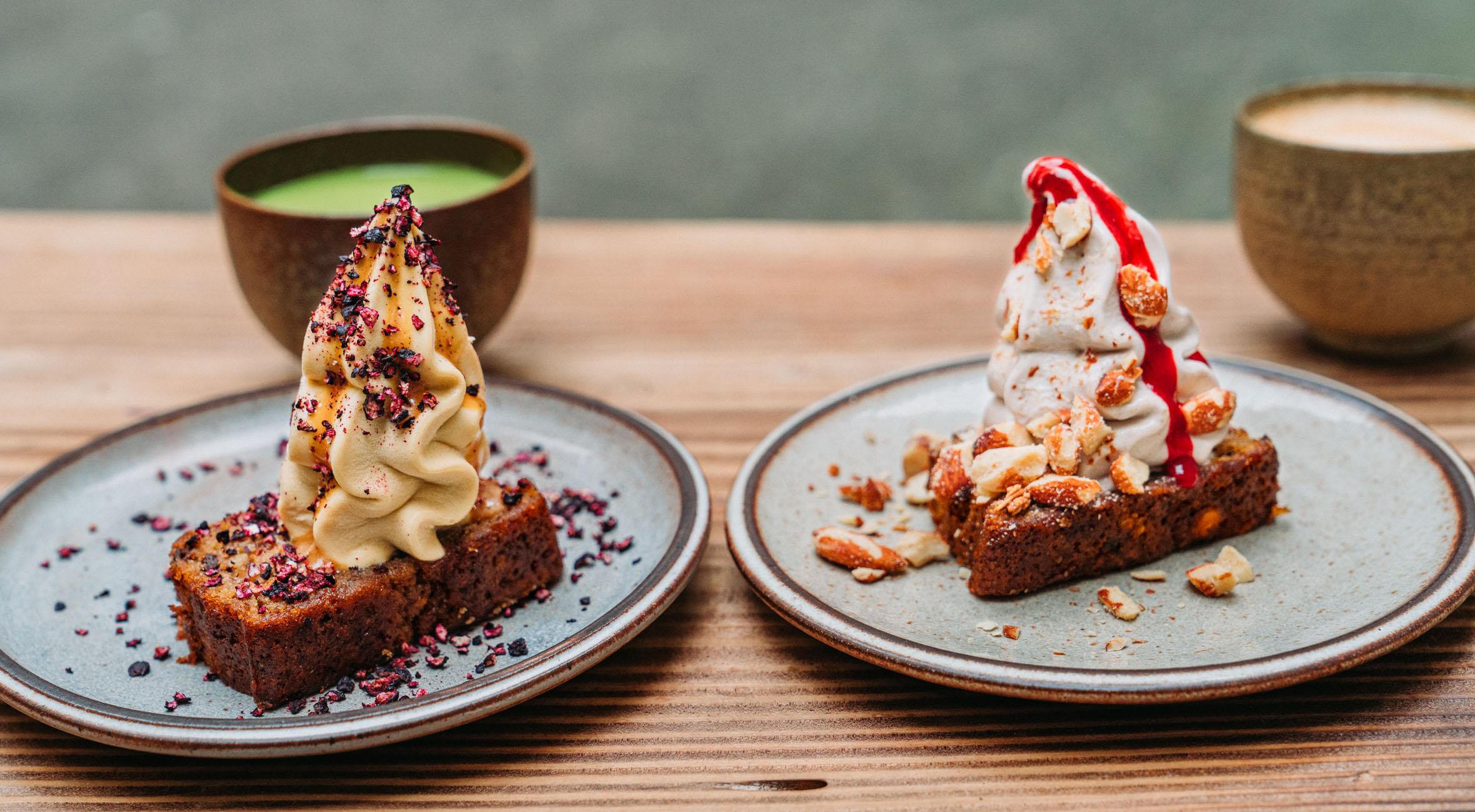 2 desserter + 2 kaffe hos Banana i Jægersborggade og på Værnedamsvej – Smag hawaiianske banana breads toppet med alt fra friske bær til nødder og is lavet på overskydende bananer