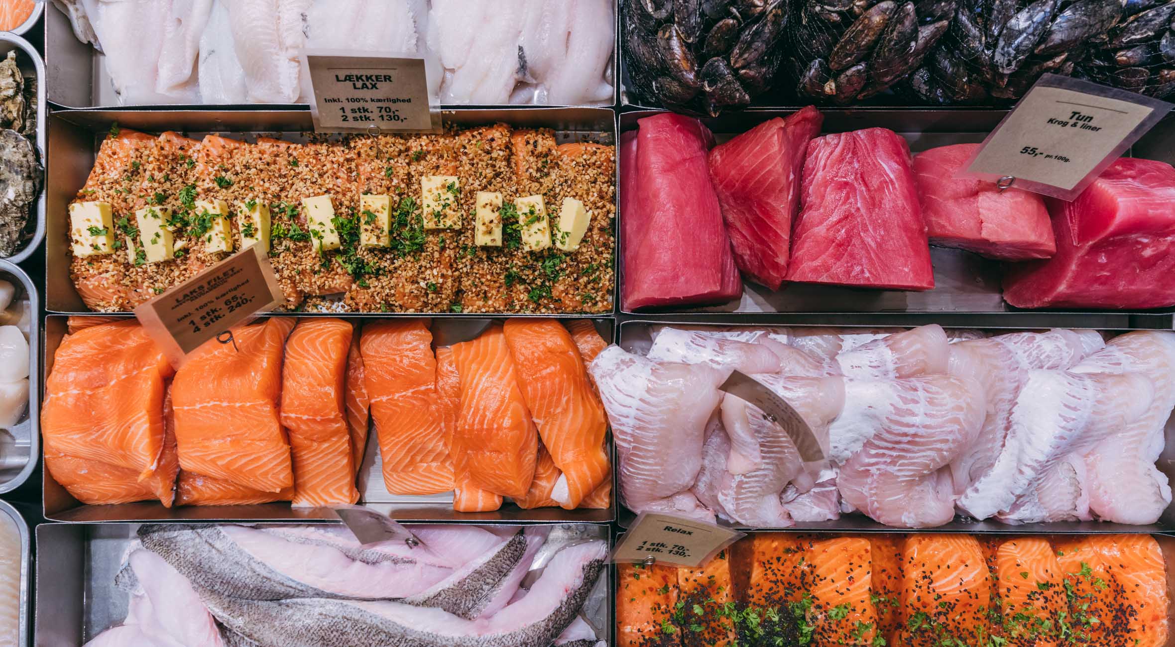 Frit valg til alt hos Boutique Fisk i Magasin Mad & Vin og Torvehallerne – Populær fiskehandler byder på alt fra frisk fisk til skaldyr, fiskefrikadeller, tapas og færdigretter