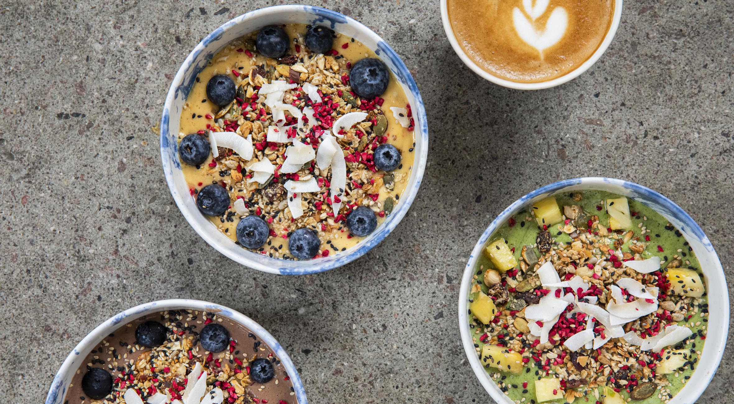 2 poke on rye eller 2 smoothie bowls + 2 drikke hos OLIOLI i Nordhavn og Hellerup – Populær pokebar storsatser på smoothie bowls og smørrebrød med hawaiiansk twist