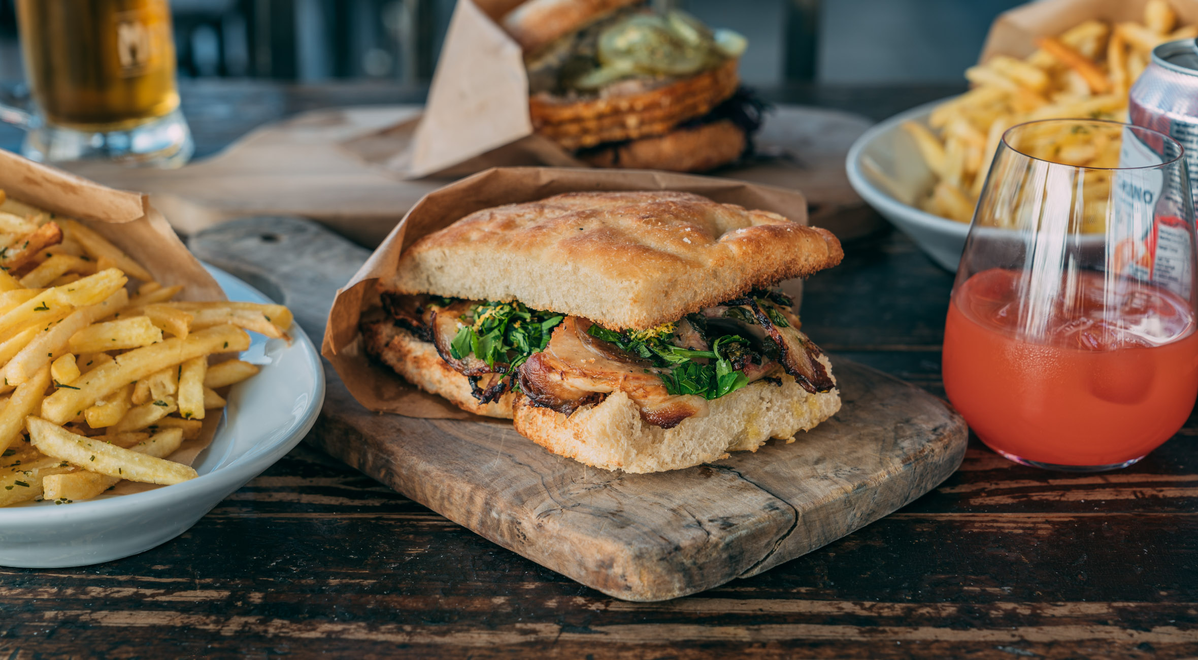 2 sandwich med fritter & drikke hos Un Mercato i Torvehallerne – Populært spiseri byder på alt fra ribbenstegssandwich til focaccia med lufttørret skinke, figner og pecorino