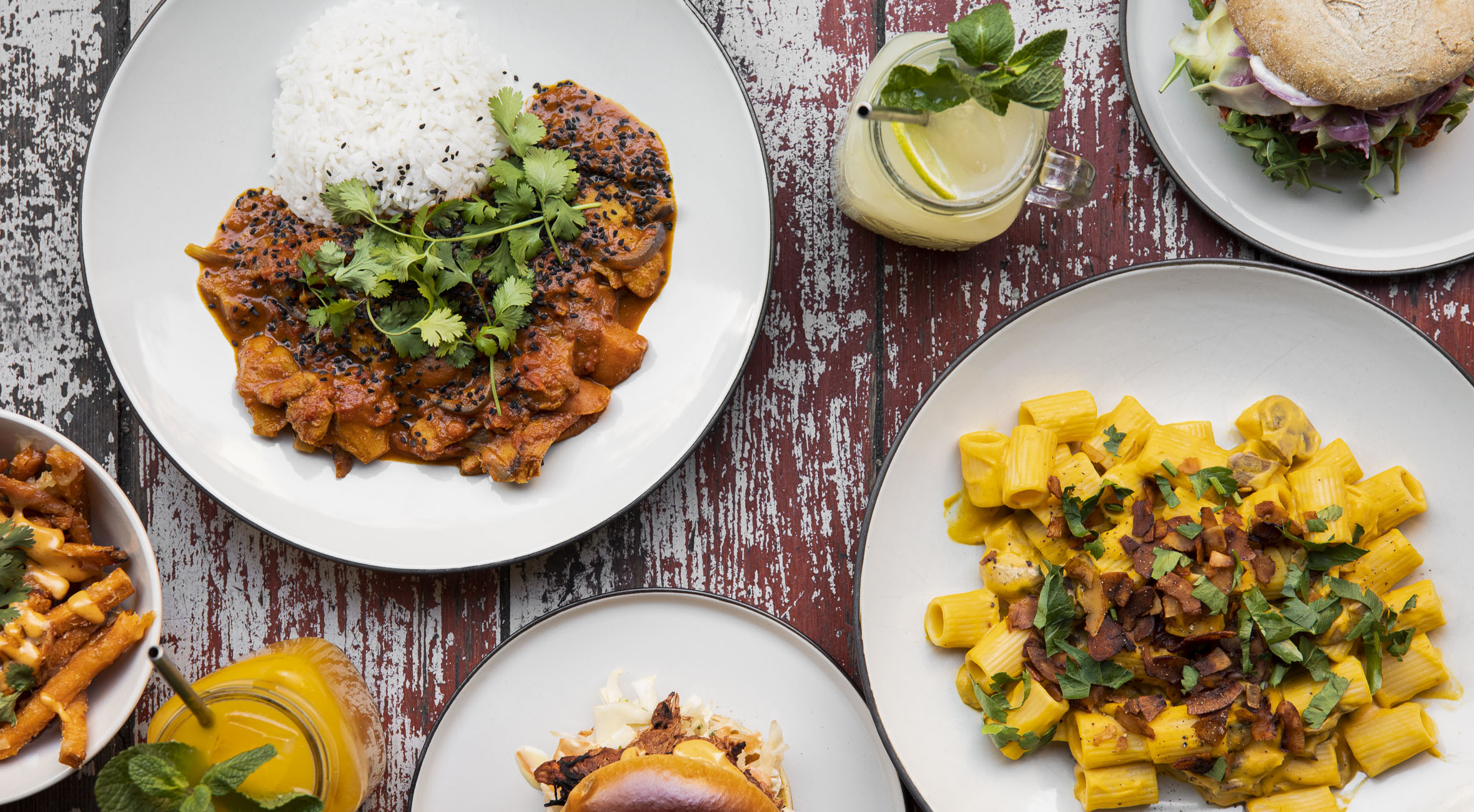 2 hovedretter + 2 lemonader hos Flavour Bastards på Nørrebro – Hip spisebar & takeaway byder på alt fra supreme burgers til truffled pasta, butter chicken og loaded sweet potato fries
