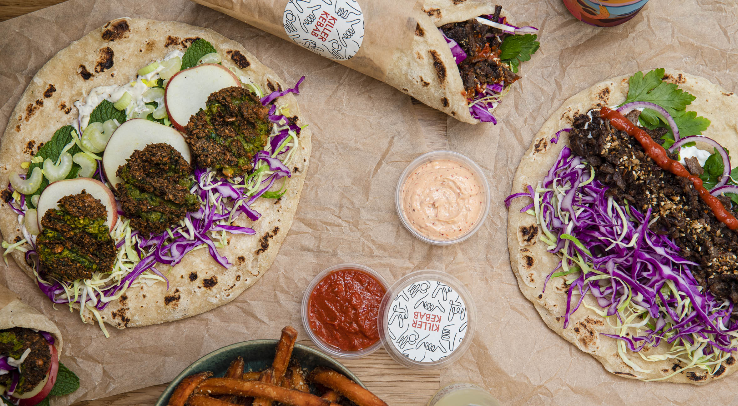 2 kebab- eller falafelmenuer hos Killer Kebab – Ny kebab joint på Vesterbro nørder roterende kødspyd, falafler, fladbrød, fritter og dips