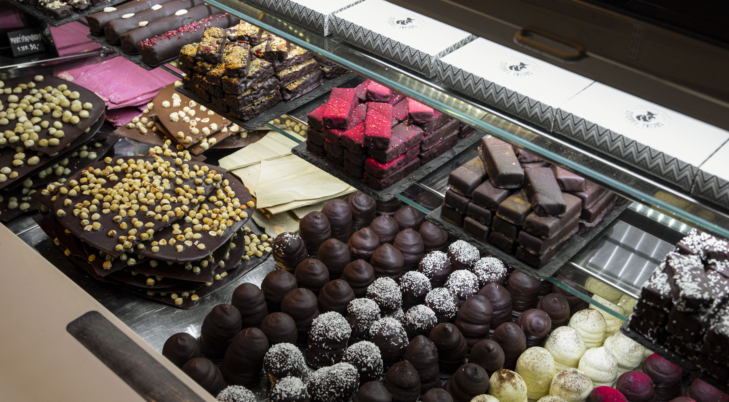 Frit valg til alt hos Social Foodies på Østerbro, Frederiksberg, Hellerup, Lyngby, Charlottenlund og Vedbæk – Få alt fra håndlavede flødeboller til chokolade, müslibarer, nødder, kakaonibs og is