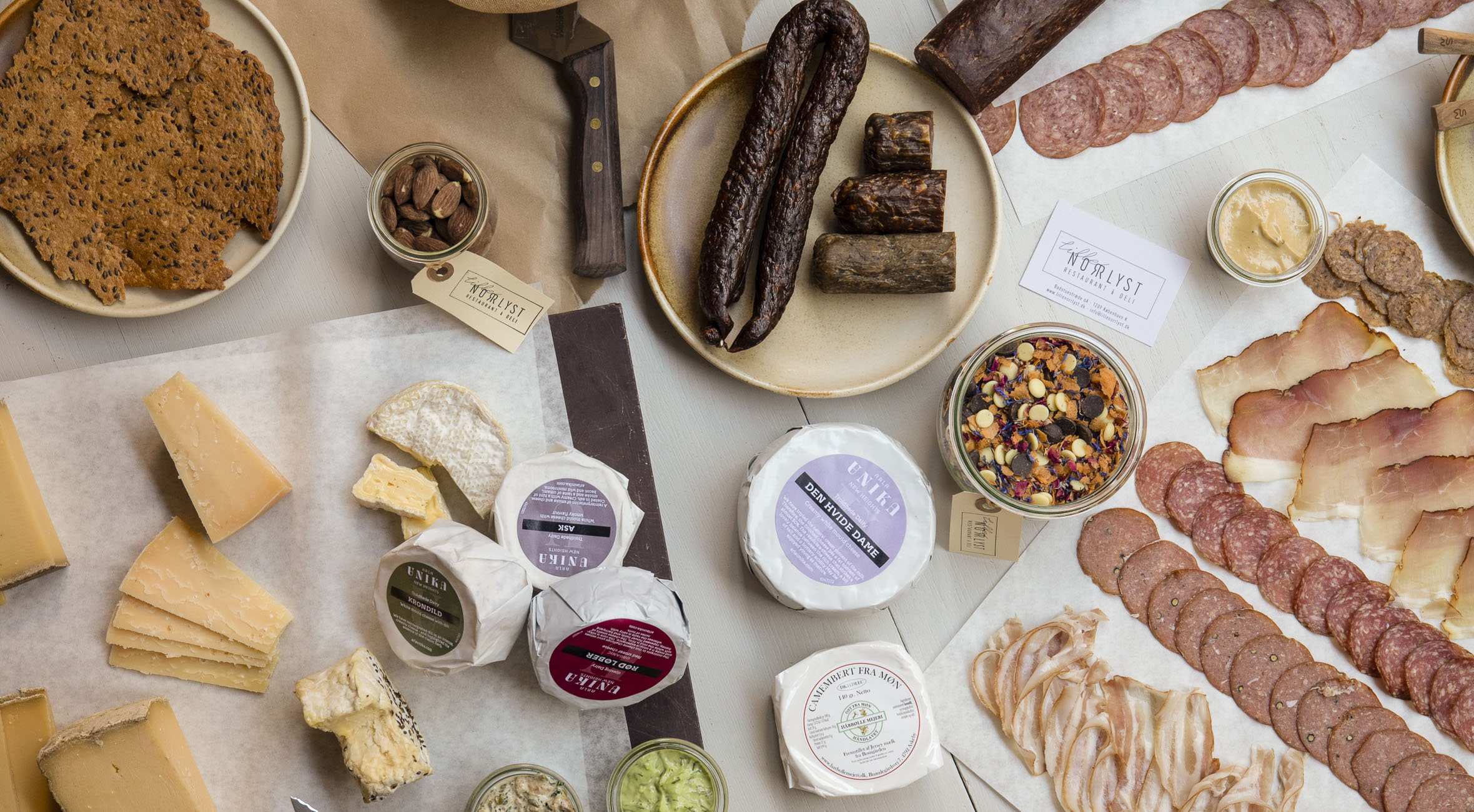 Frit valg til alt hos Lille Norrlyst i Indre By – Ny gourmetbutik har håndplukket landets lækreste delikatesser! Få alt fra ost til charcuterie, øl, vin og chokolade