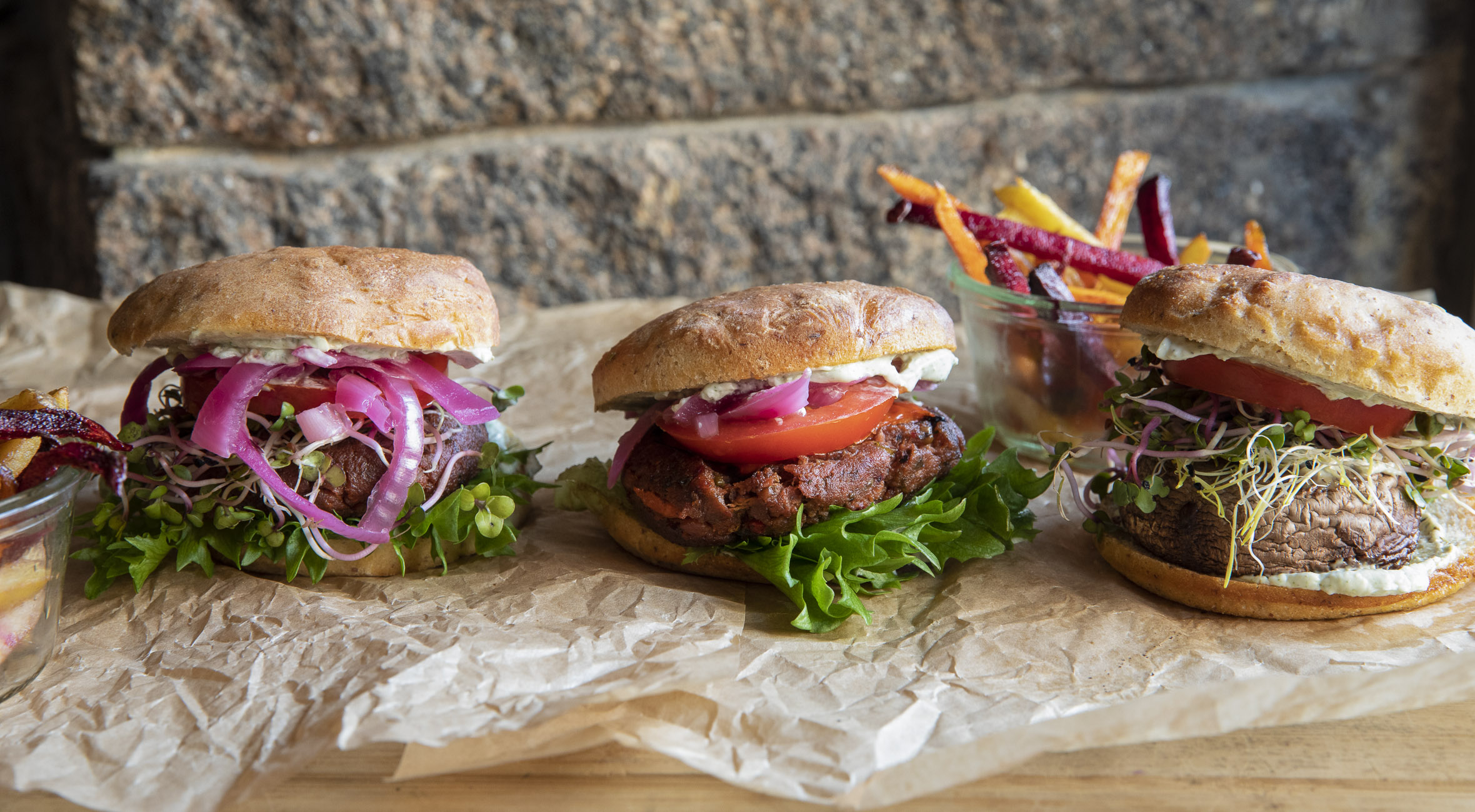 2 burgermenuer hos Plads’n i Blågårdsgade – Veganske kokke er gået all-in på burgere, rodfritter og friskpresset juice