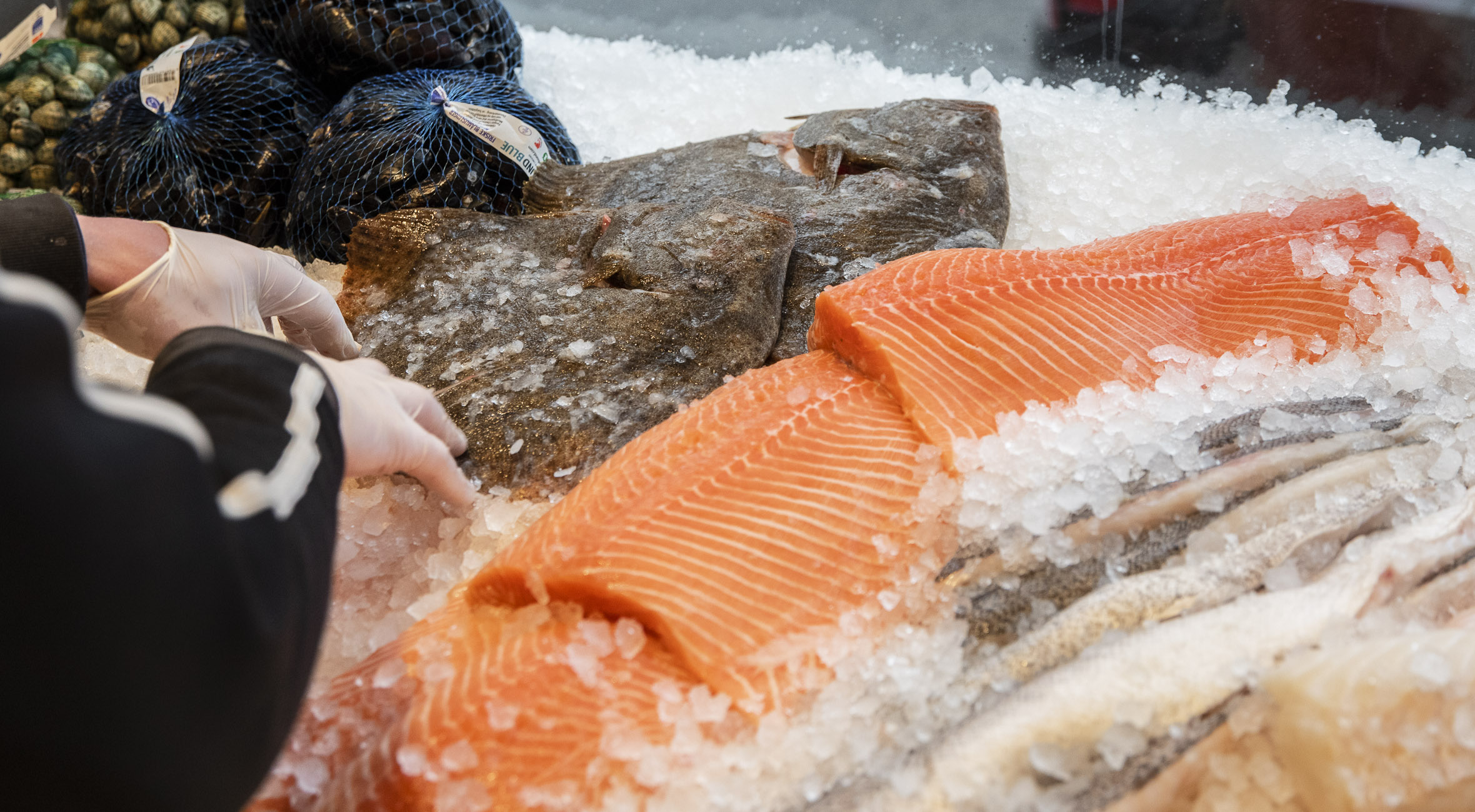 Frit valg til alt hos Valby Fisk på Valby Langgade – Få alt fra laks til rejer, fiskefrikadeller, blinis, stenbiderrogn og østers