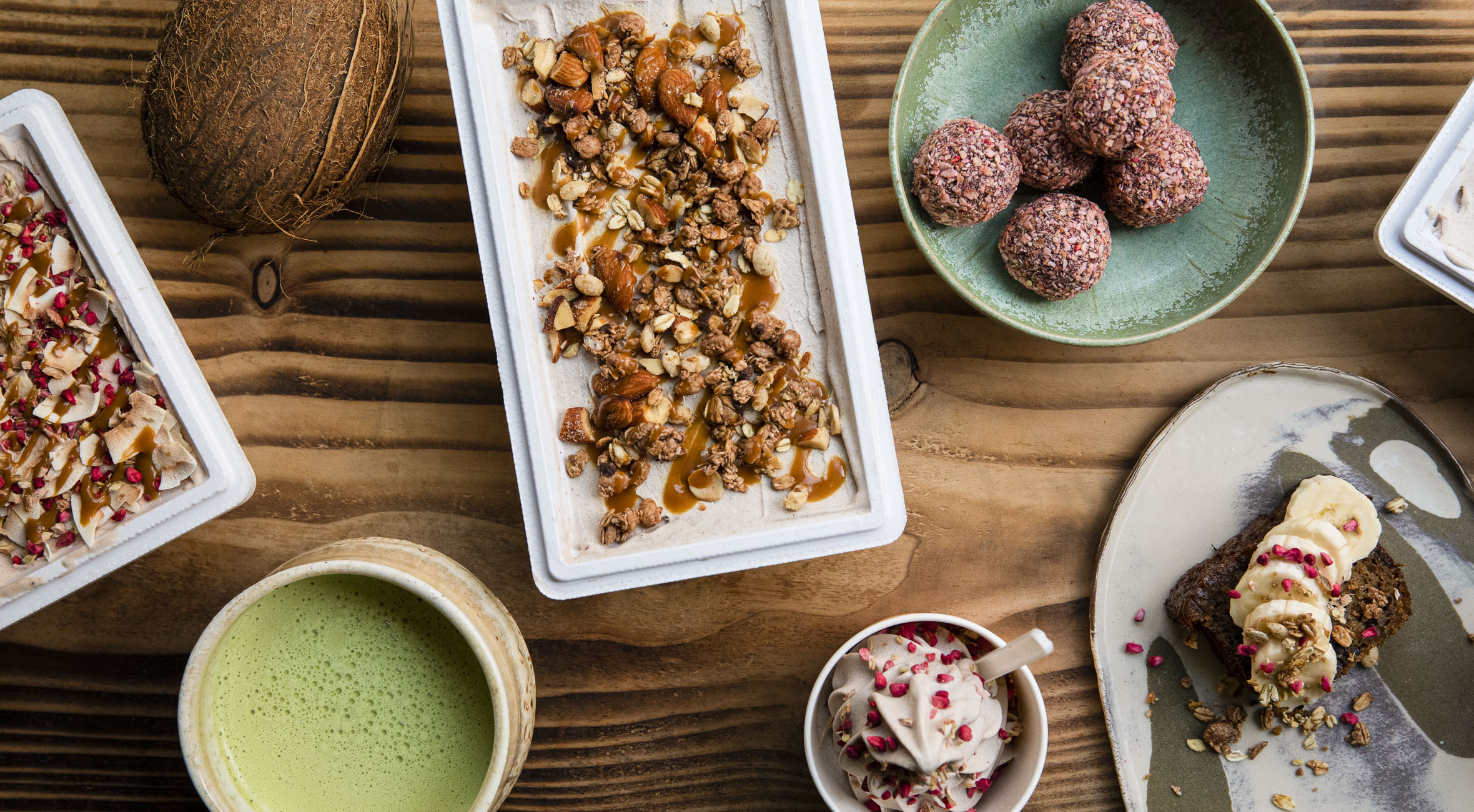 Frit valg til alt hos Banana på Nørrebro – Få alt fra vegansk is i bægre & isbokse til banana bread, dadelkugler, shakes, matcha og specialty coffee