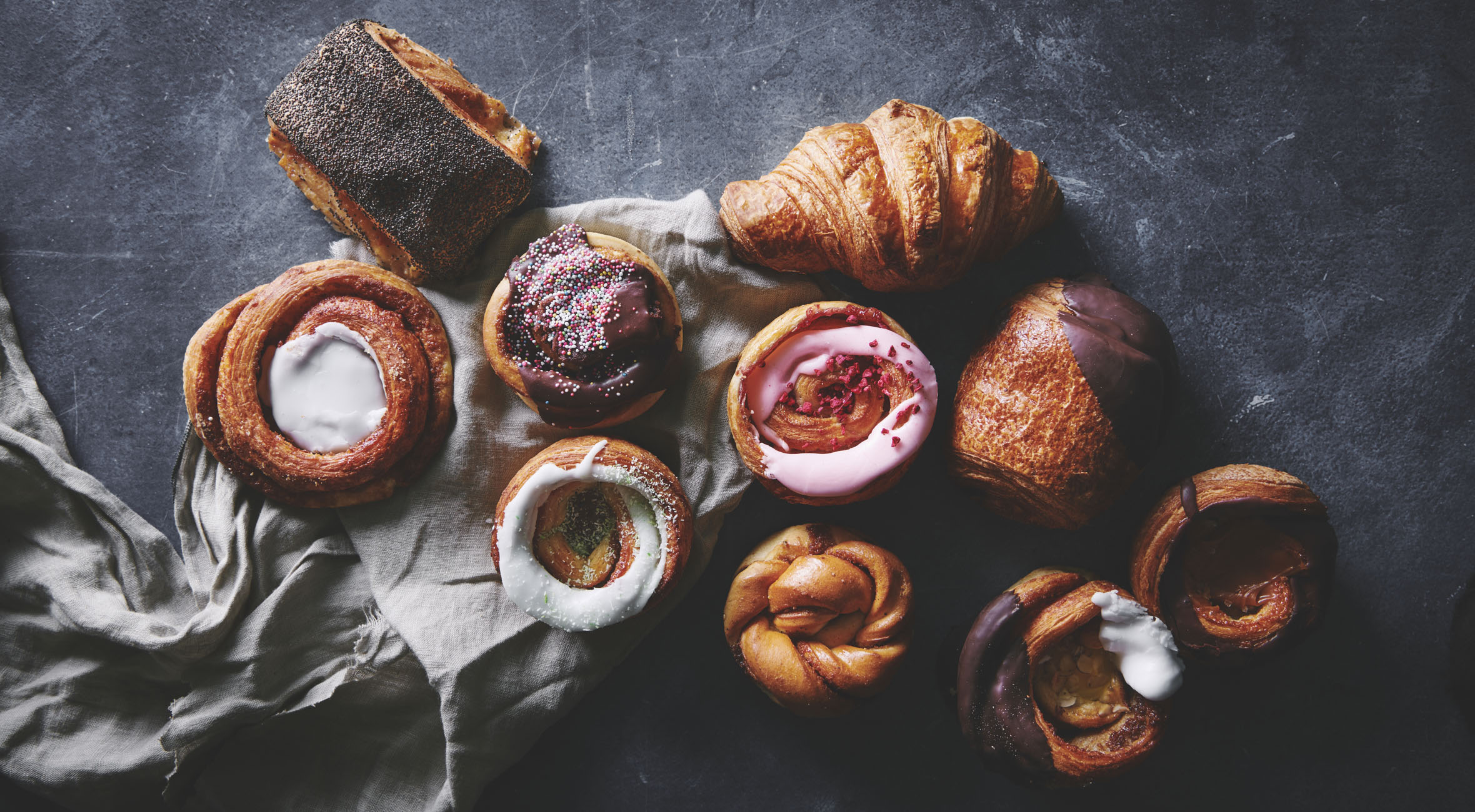 Frit valg til alt hos Lauras Bakery i Torvehallerne – Hipt bageri byder på alt fra surdejsbrød til træstammer, tebirkes, jordbærtærter, sandwich, snegle og croissanter