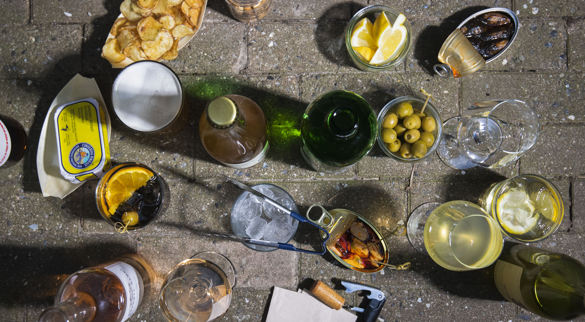 Frit valg til alt hos Enghave Plads 9 – Populær hul-i-væggen-bar og købmand lokker med alt fra øl til naturvin, cider, is & snacks