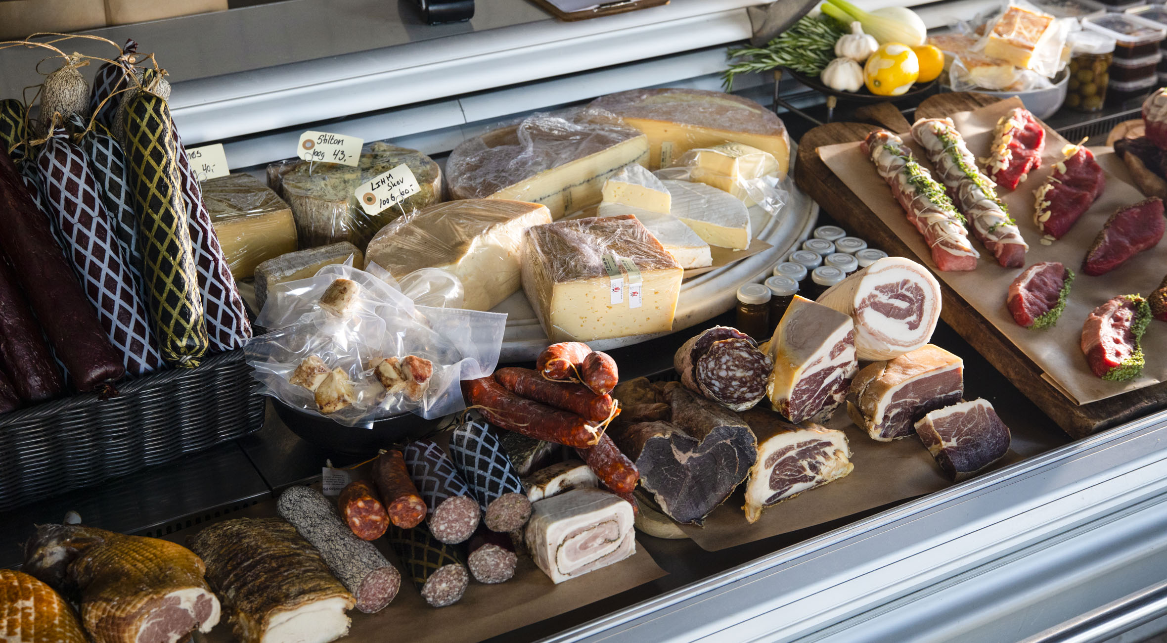 Frit valg til alt hos Thomsen & Ko – Tidligere Michelin-kok har åbnet delikatessebutik i Nordsjælland, og det har fået københavnerne til at køre nordpå