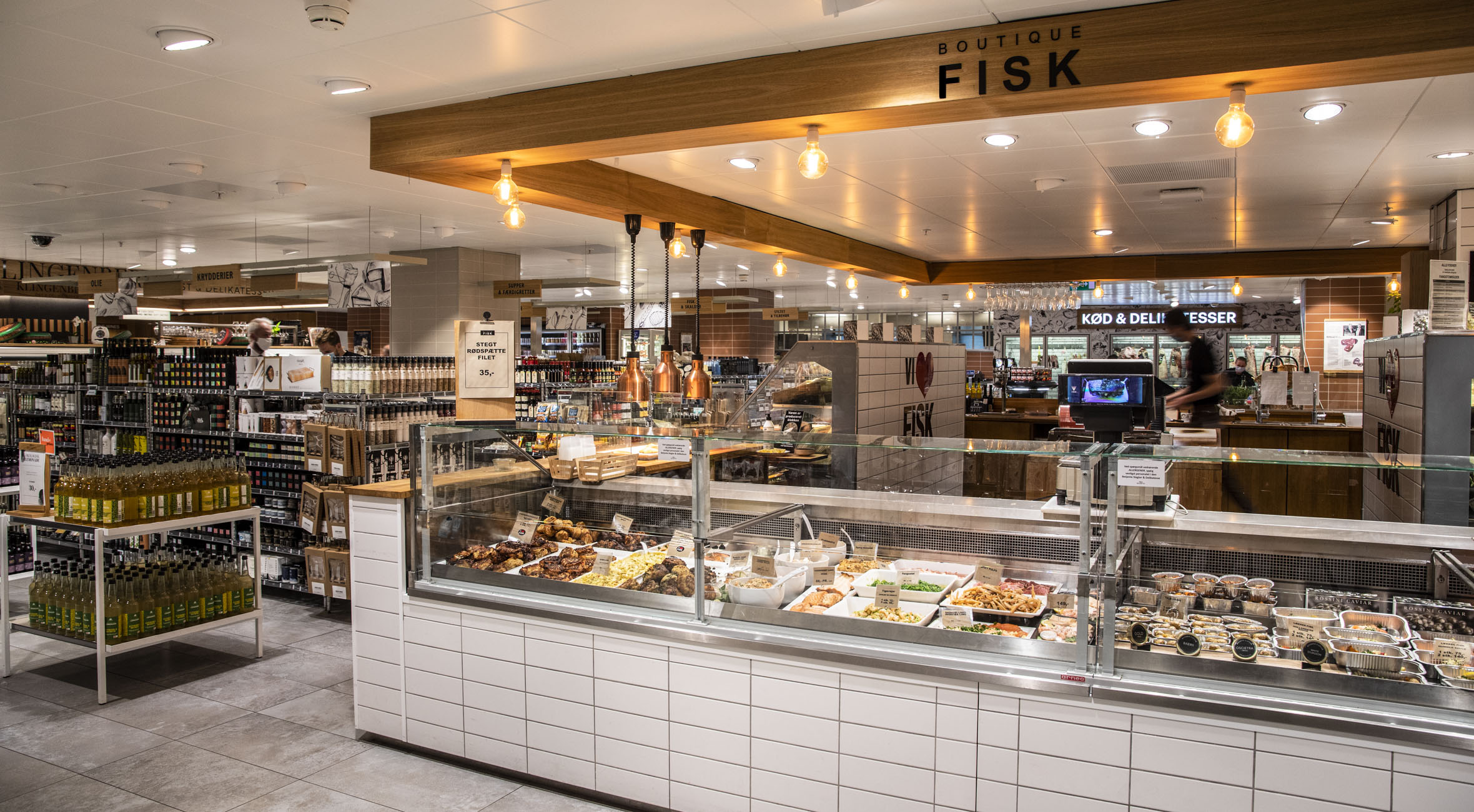 Frit valg til alt i Magasin Mad&Vin på Kgs. Nytorv – 2.000 kvm stort madmekka har alt fra egen slagter til fiskehandler, osteforretning, vinshop, thehus og bolchekogeri