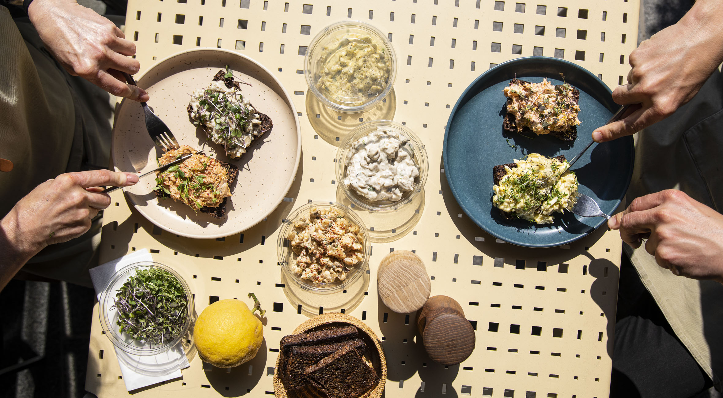 Byg-selv smørrebrød til 2 personer fra RØRT i Torvehallerne – Tag på picnic ude eller hjemme! Få picnicpose med prisvindende pålægssalater, rugbrød og mikrogrønt