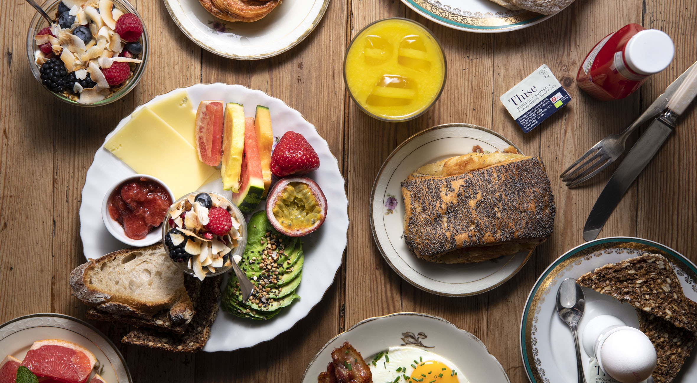 Frit valg til alt hos Kompa9 – Få alt fra pocheret æg med avocado til røræg med bacon, yoghurt, kartoffel- & avocadomadder, sommersalater og vegansk banankage