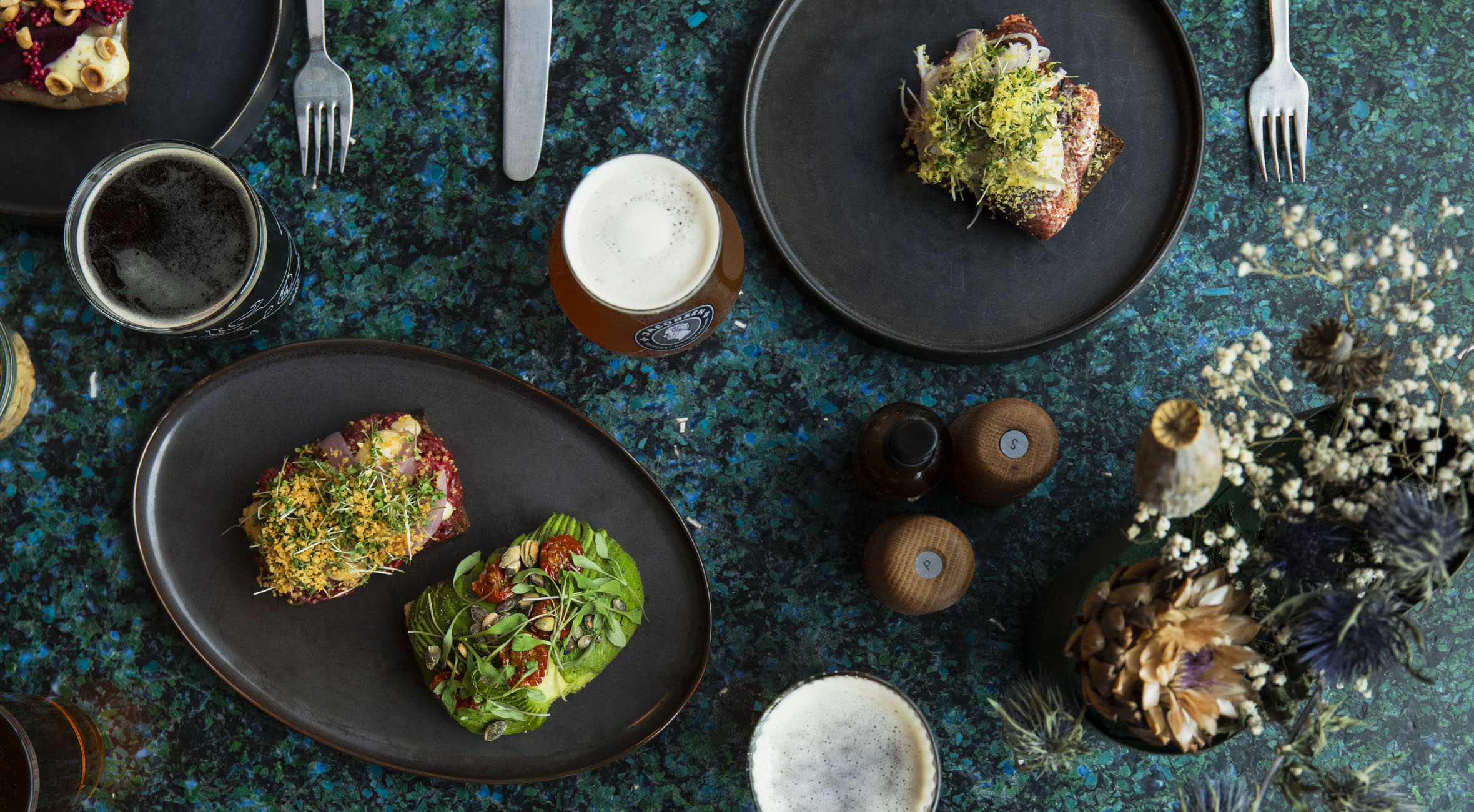 2 stk. smørrebrød + 1 fadøl hos Carls Øl- & Spisehus – Kæmpe restaurant og ølbar anbefales af alt fra Politiken til Berlingske