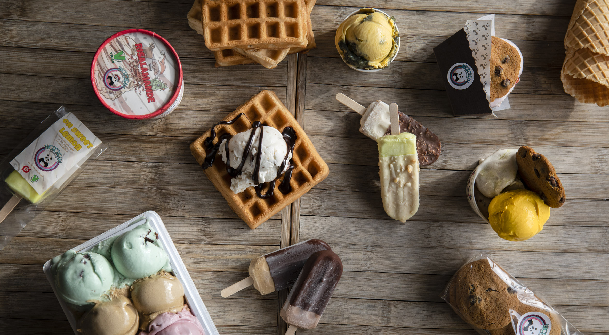 Frit valg til alt hos Nicecream på Nørrebro, Vesterbro, Østerbro og Frederiksberg – Få alt fra lune vafler toppet med is til ice cream sandwiches, mylkshakes, ispinde og take-me-home bokse