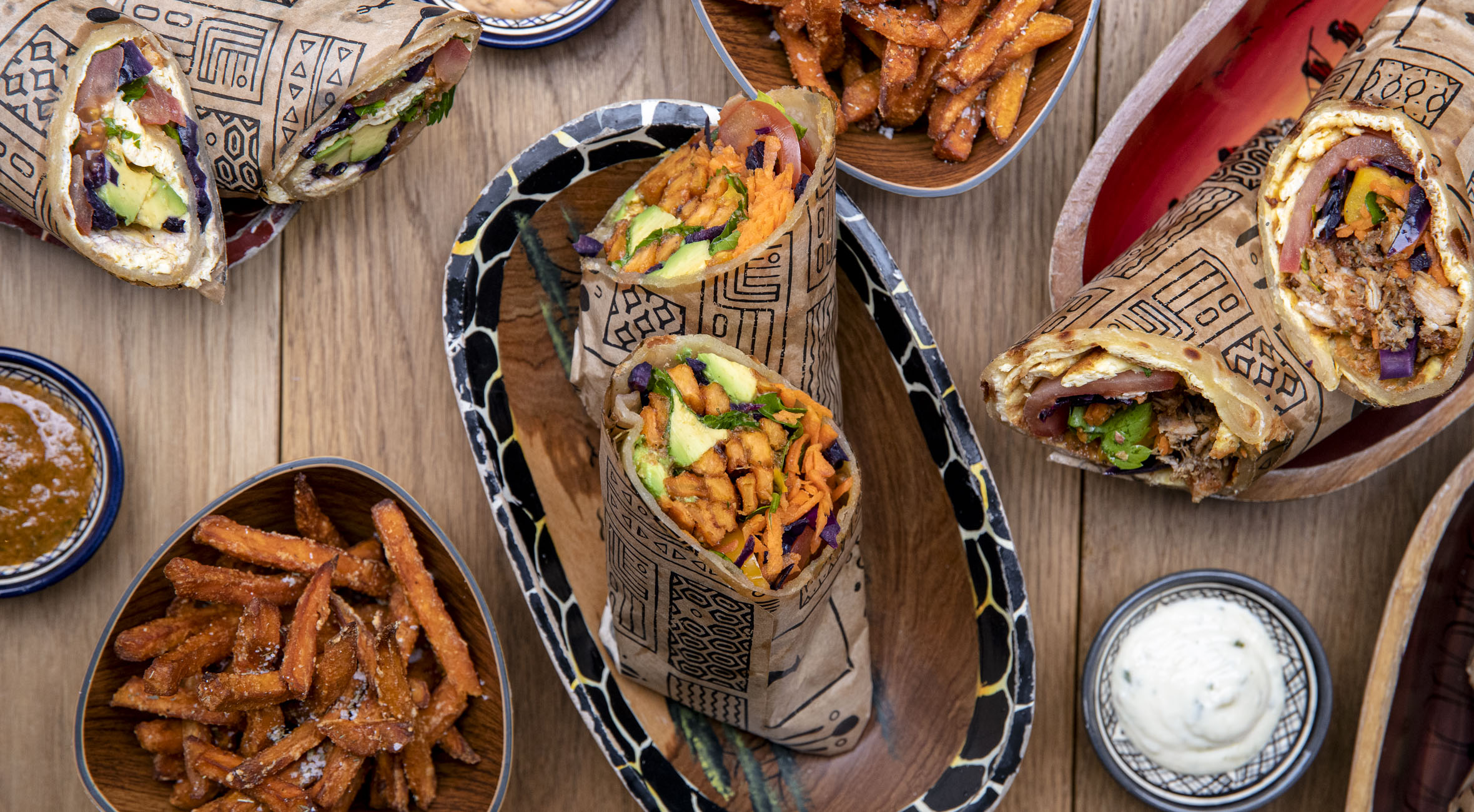 2 rolex combos + 2 øko sodavand hos UGood i Jægersborggade – Smag afrikanske fladbrød med omelet, friskt grønt, sweet potato fries og kylling