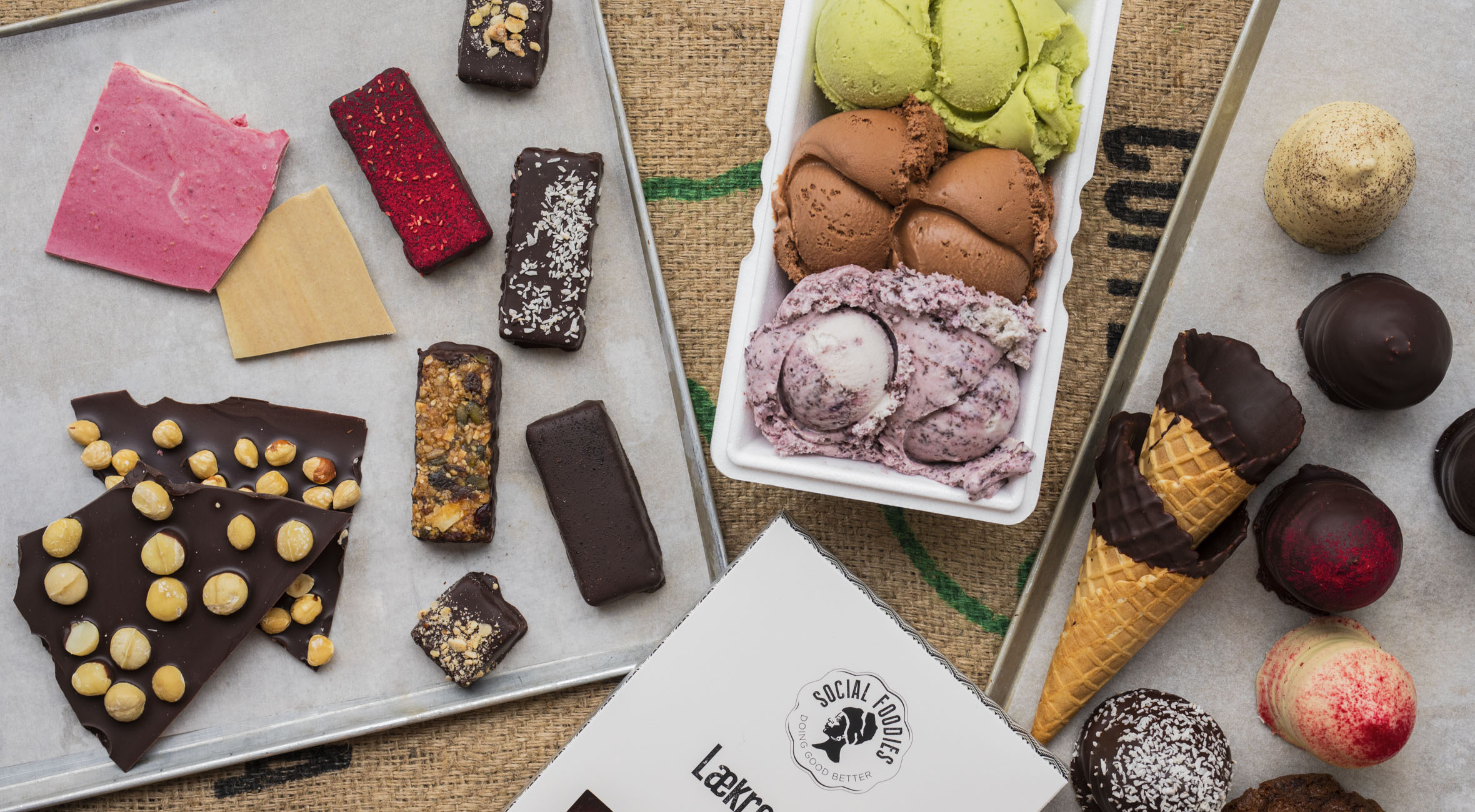 Frit valg til alt hos Social Foodies på Frederiksberg, Hellerup, Lyngby, Charlottenlund og Vedbæk – Få alt fra håndlavede flødeboller til chokolade, müslibarer, nødder, kakaonibs og is