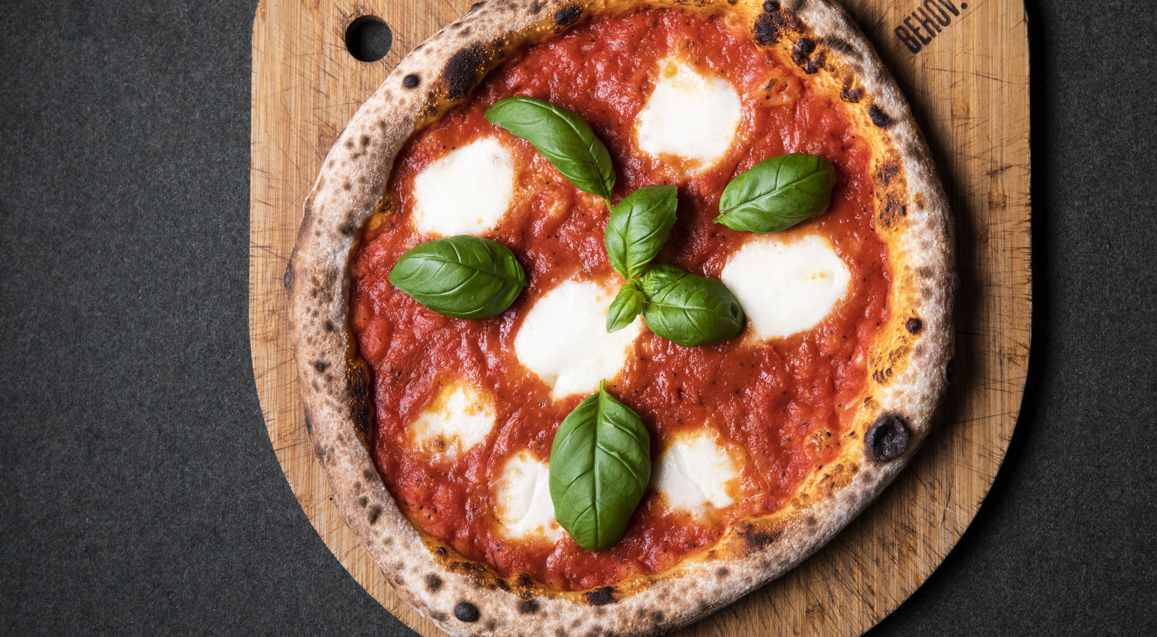 2 pizzaer hos Behov på Vesterbro – Fremhævet af White Guide og anmeldt som én af landets bedste pizzabarer