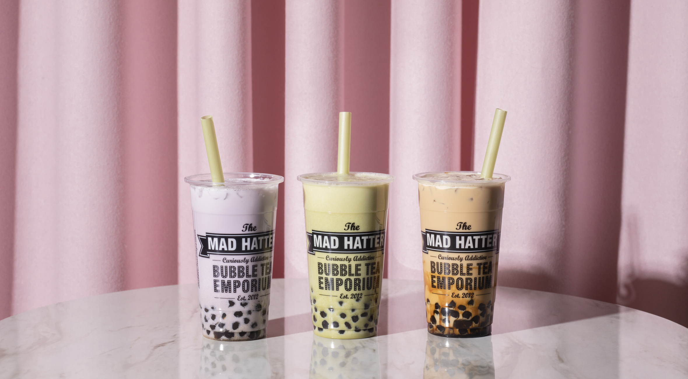 2 large bubble teas hos The Mad Hatter – Hip bubble tea shop indtager Vesterbro og sender tankerne mod Alice in Wonderland